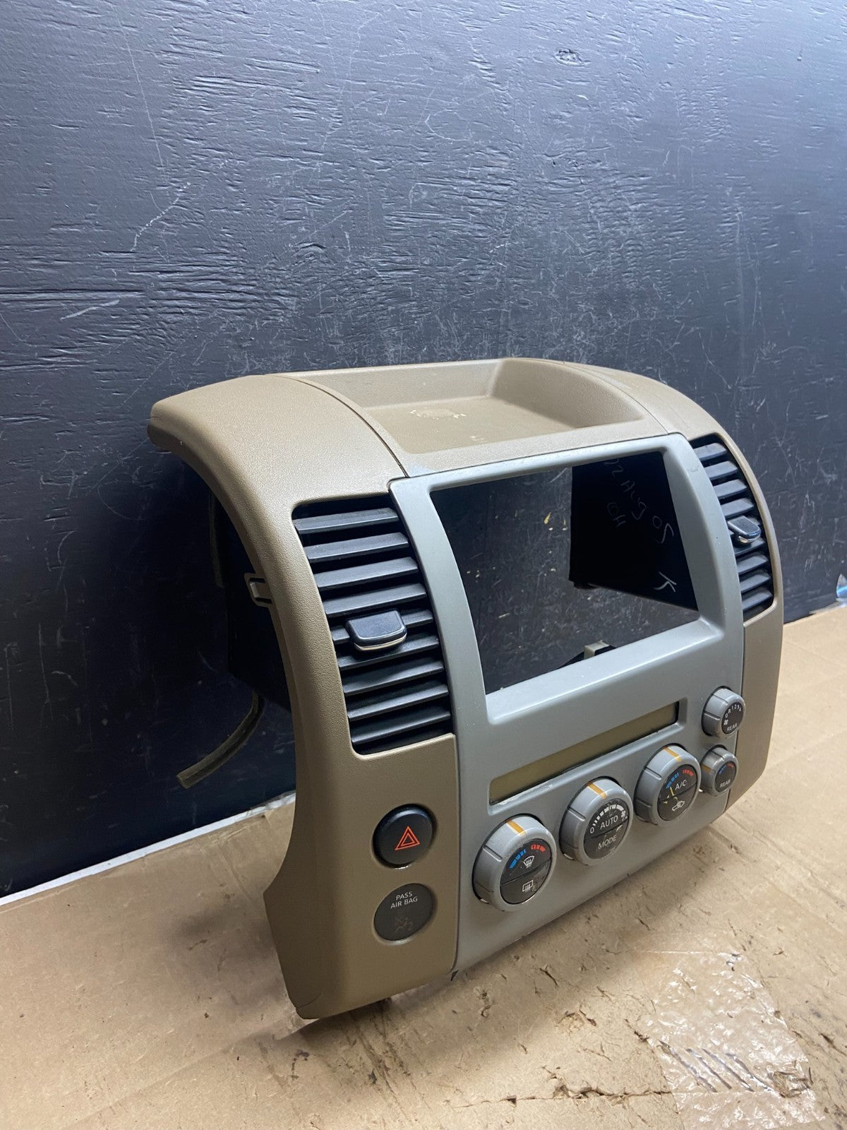 2005-2008 Nissan Pathfinder Radio A/C Heat Temperature Climate Control AE2080 DG2