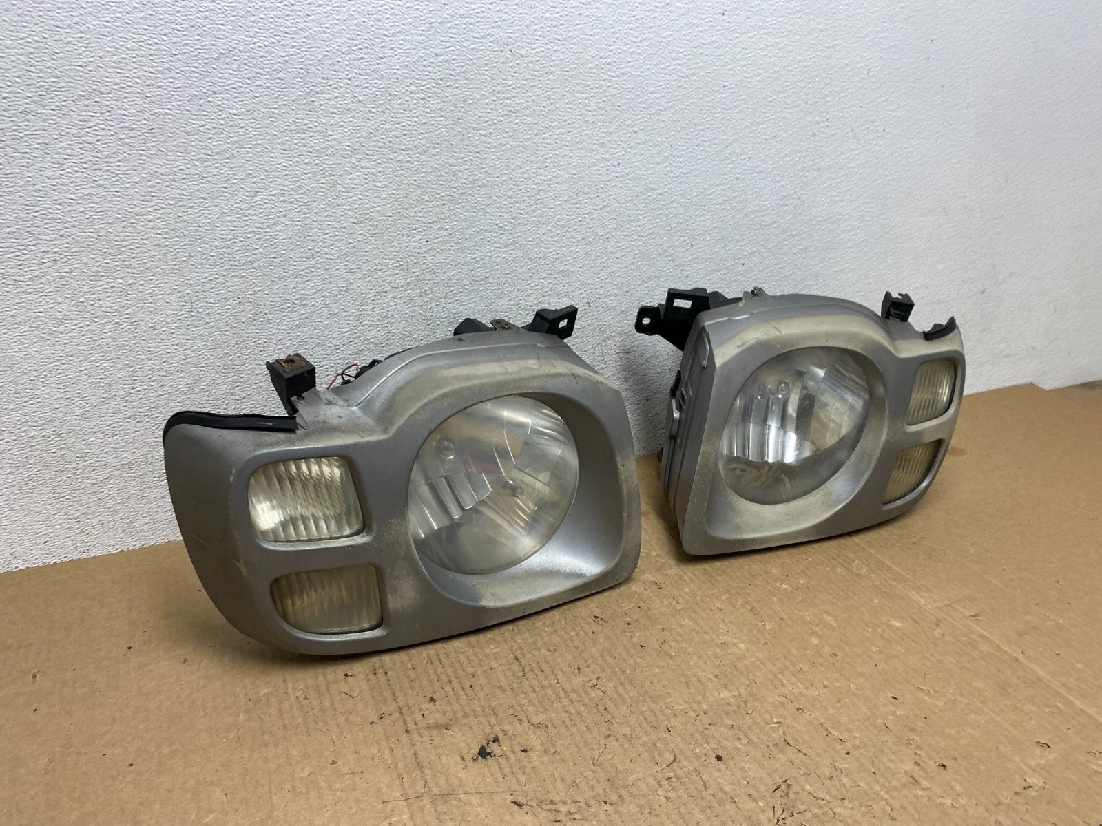2002 2003 2004 Nissan Xterra Left+Right Side Headlights AF9868 DW2