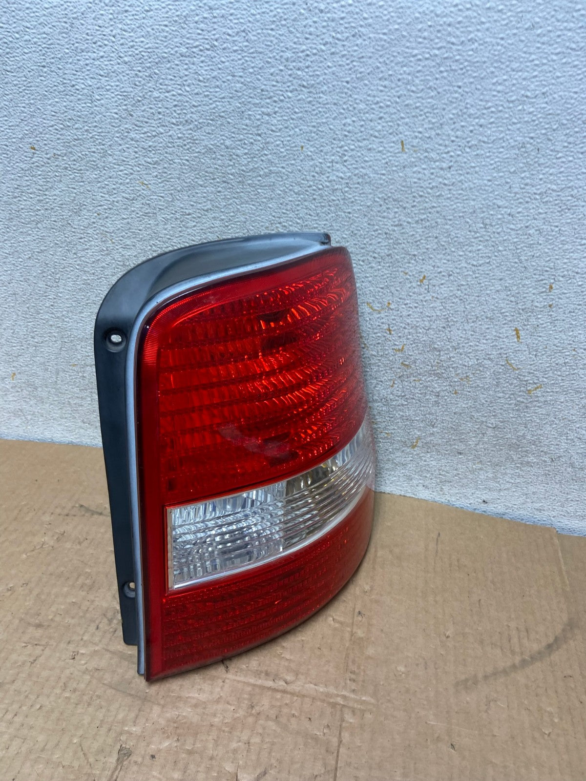 2003 2004 2005 Kia Sedona Right Passenger RH Side Tail Light AI7834 LK2
