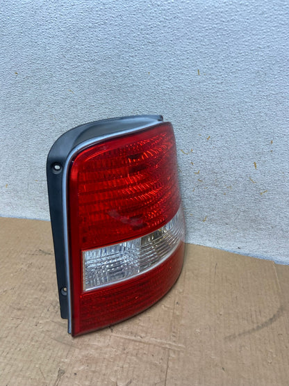 2003 2004 2005 Kia Sedona Right Passenger RH Side Tail Light AI7834 LK2