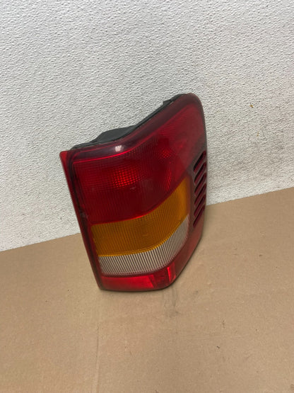 1999-2004 Jeep Grand Cherokee WJ Right Passenger Rh Tail Light AG6580 DW2
