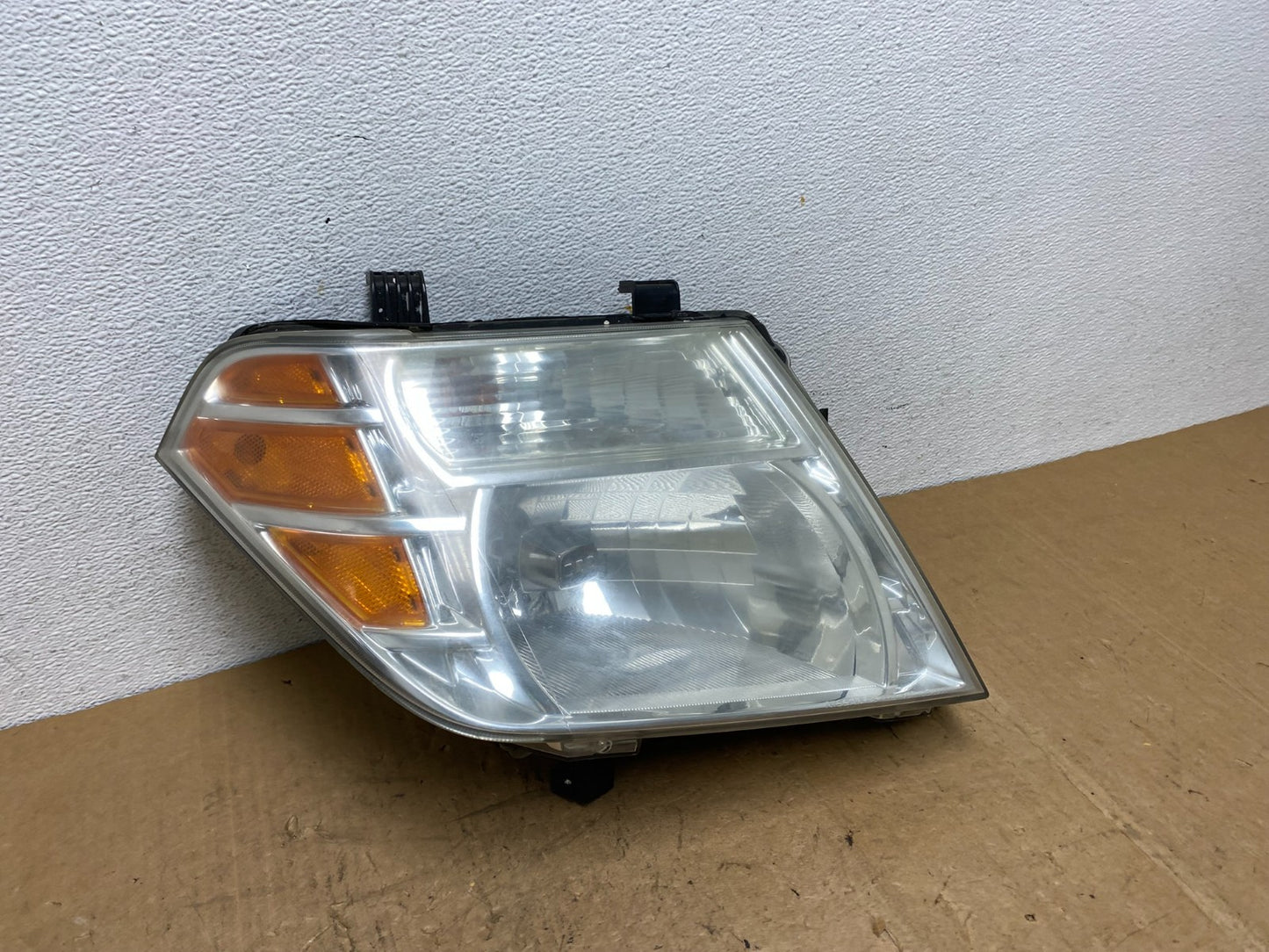 2008 to 2012 Nissan Pathfinder Halogen Headlight Right Passenger AD0615 DW2