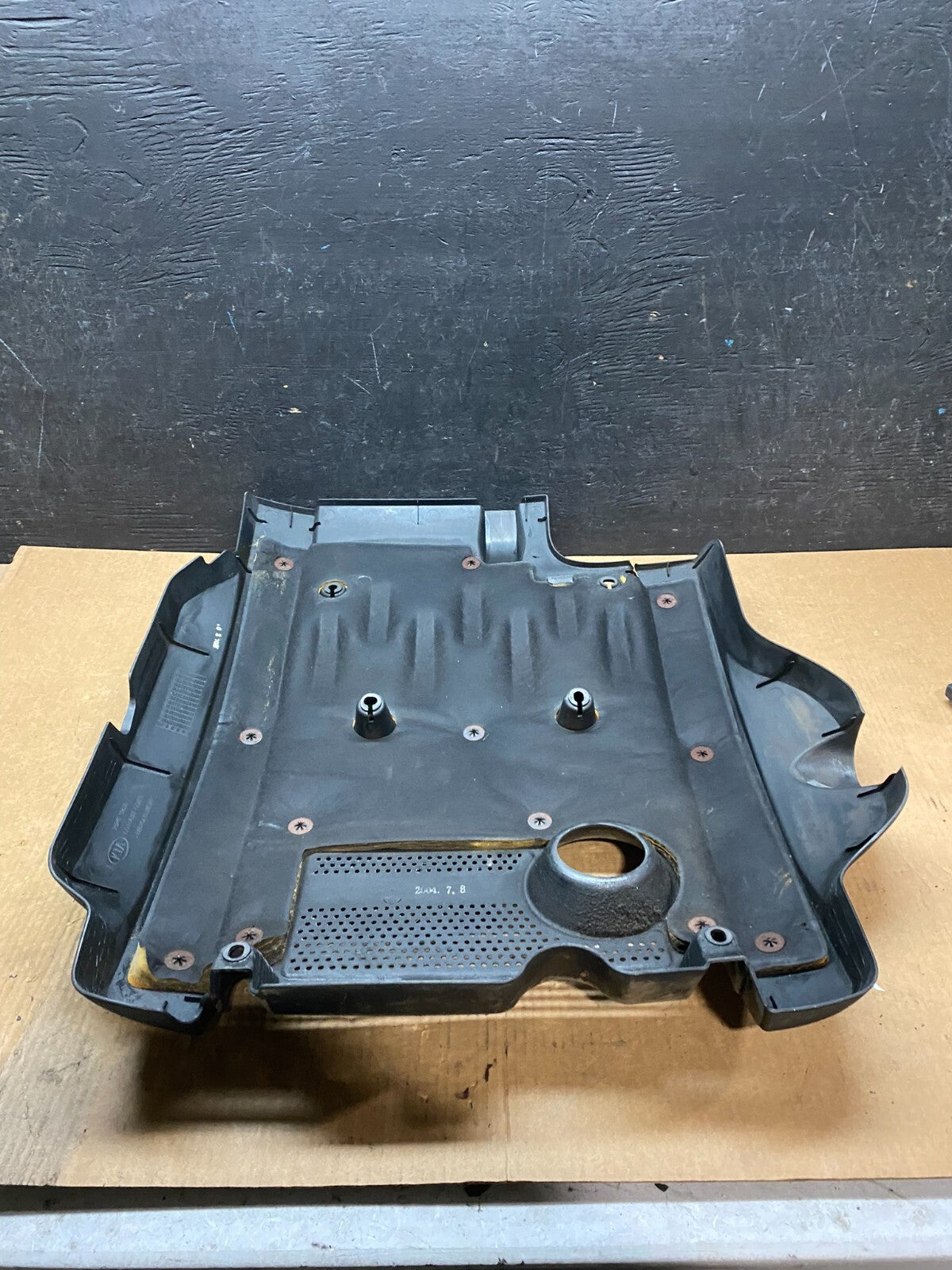 2002 to 2005 Kia Sedona V6 3.5L Engine Motor Cover H4714 DG15