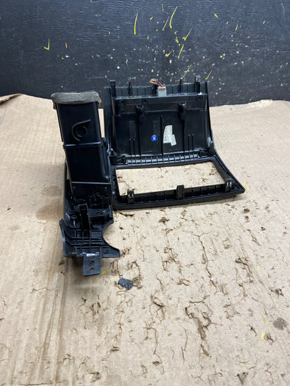 2006-2012 Hyundai Entourage Sedona Center Radio Clock Bezel Air Vent X6316 DG4