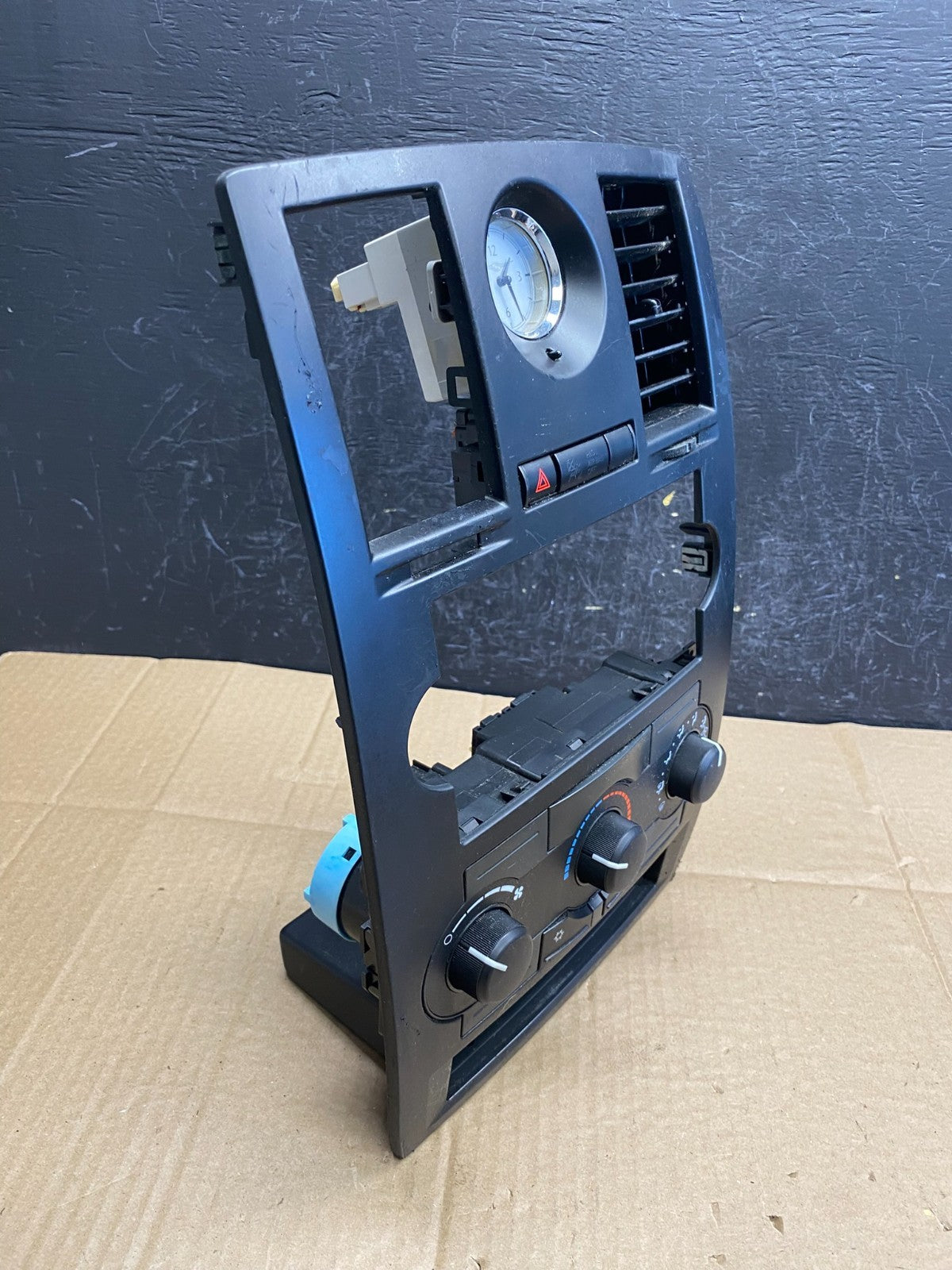 2005 to 2007 Chrysler 300 Dash Heater A/C Climate Control Radio Panel AC9335 DG2