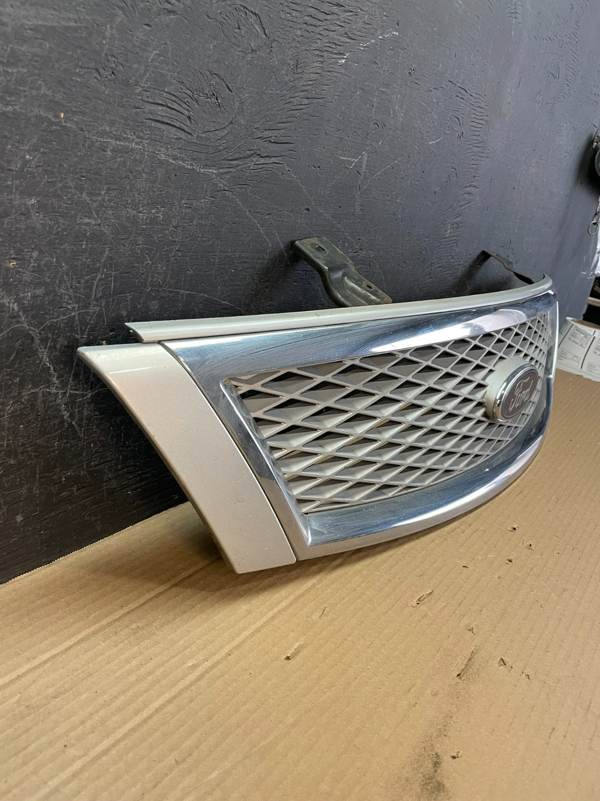 2005 2006 2007 Ford Five Hundred Front Upper Grill Grille Logo Emblem AF8572 DG2