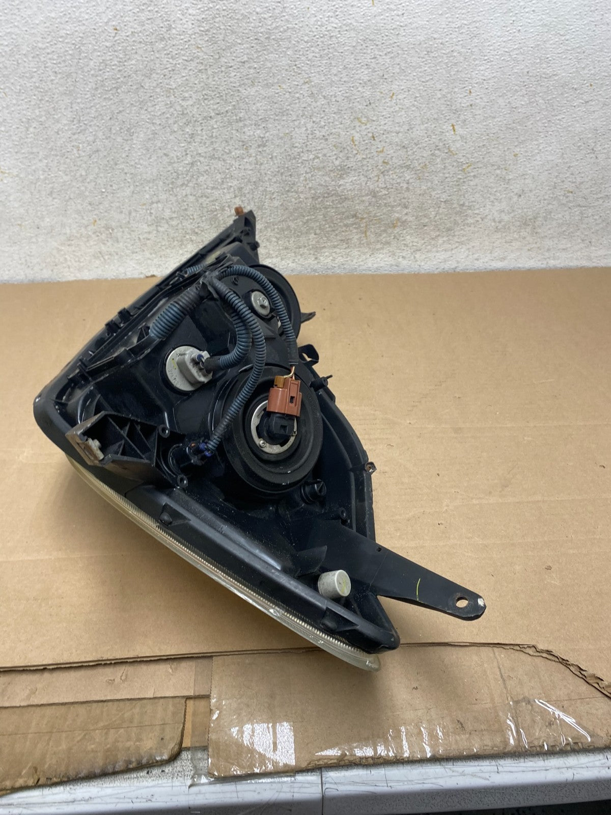 2004-2005 Toyota Sienna Right Passenger Halogen Headlight AH9328 DW6