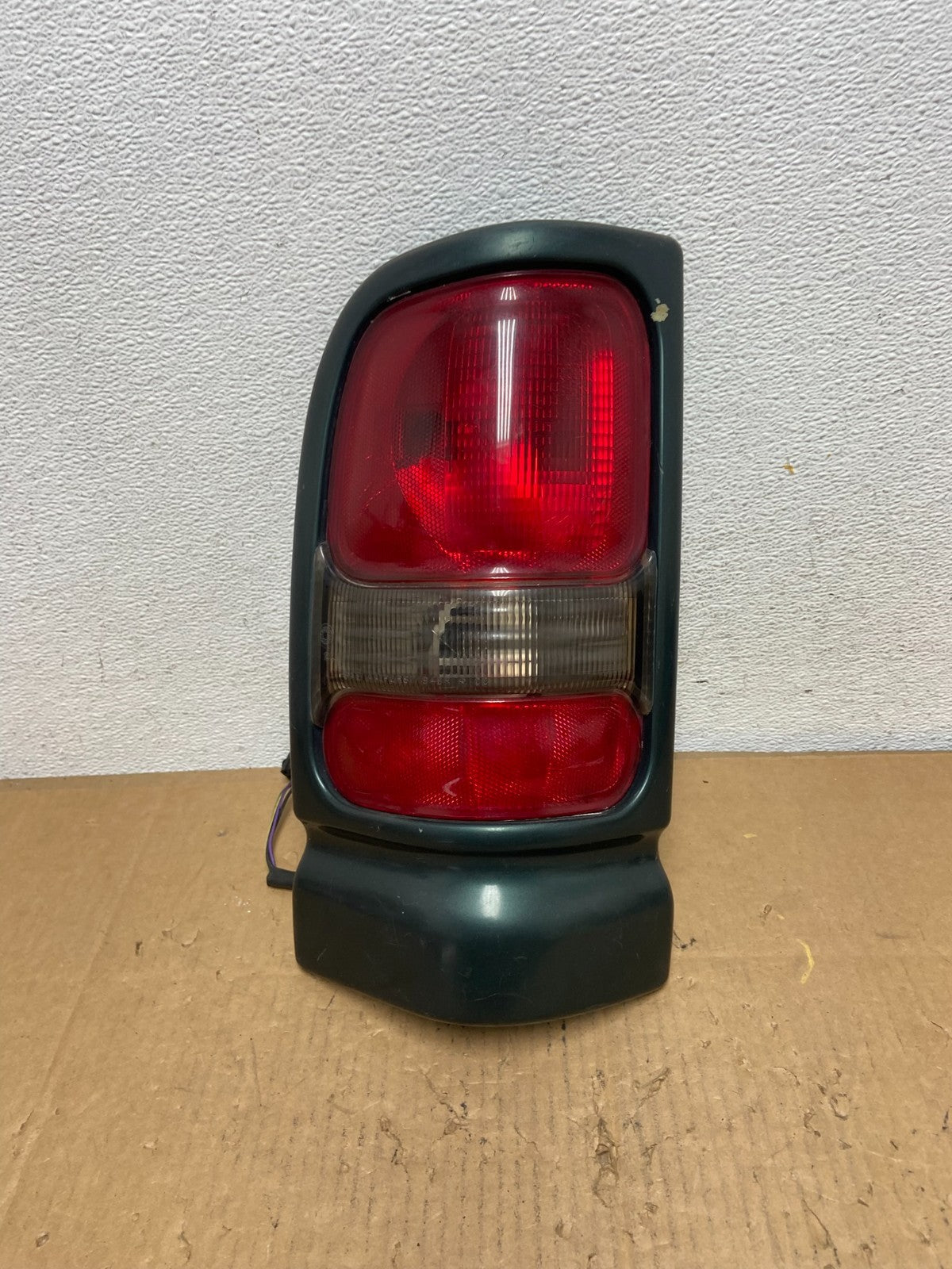 1994 to 2001 Dodge Ram 1500 Left Driver LH Tail Light AD1034 DW0