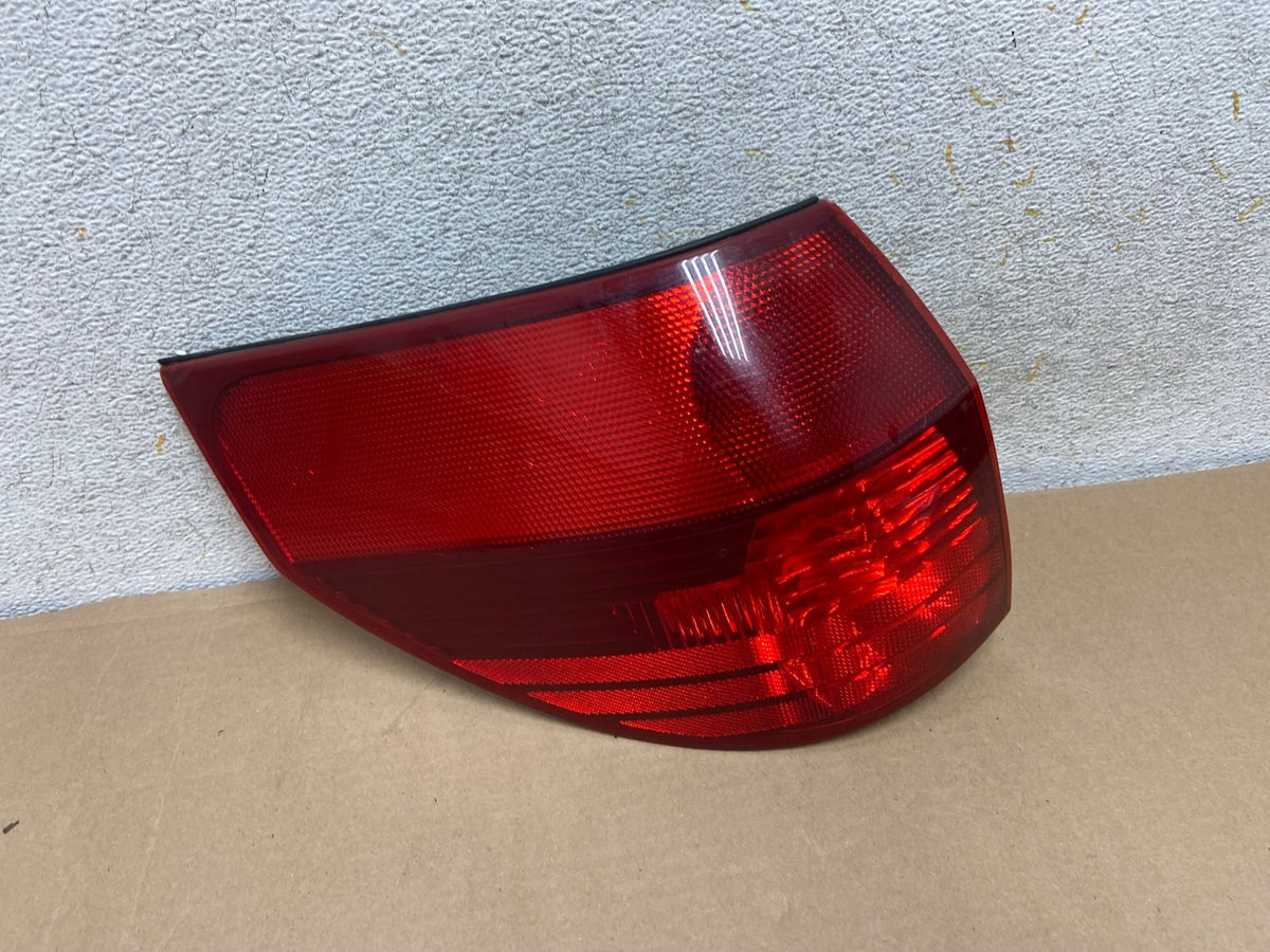 2004 to 2005 Toyota Sienna Left Driver LH Side Tail Light AH9307 LK0