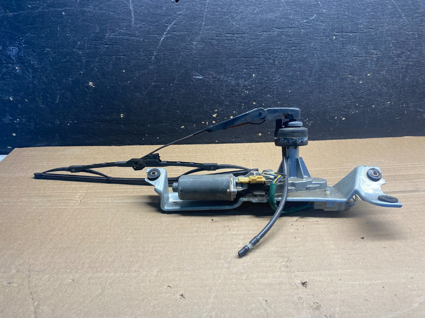 2000 to 2004 Subaru Outback Rear Windshield Washer Wiper Motor AA3119 DG1