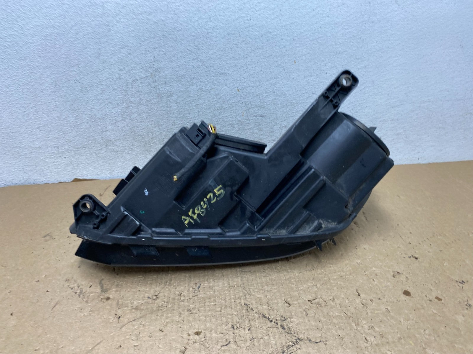 2012 to 2018 Volkswagen Tiguan Right Passenger RH Halogen Headlight AF8425 DW7