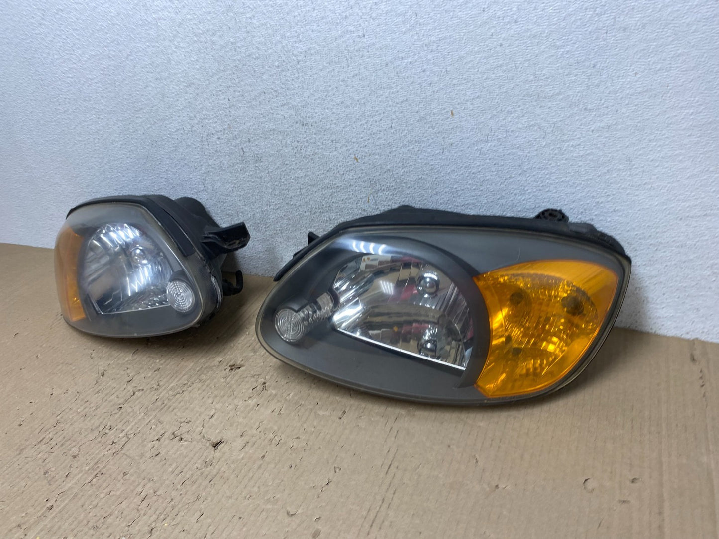 2003 to 2006 Hyundai Accent Left+Right Halogen Headlights AF2824 DW1