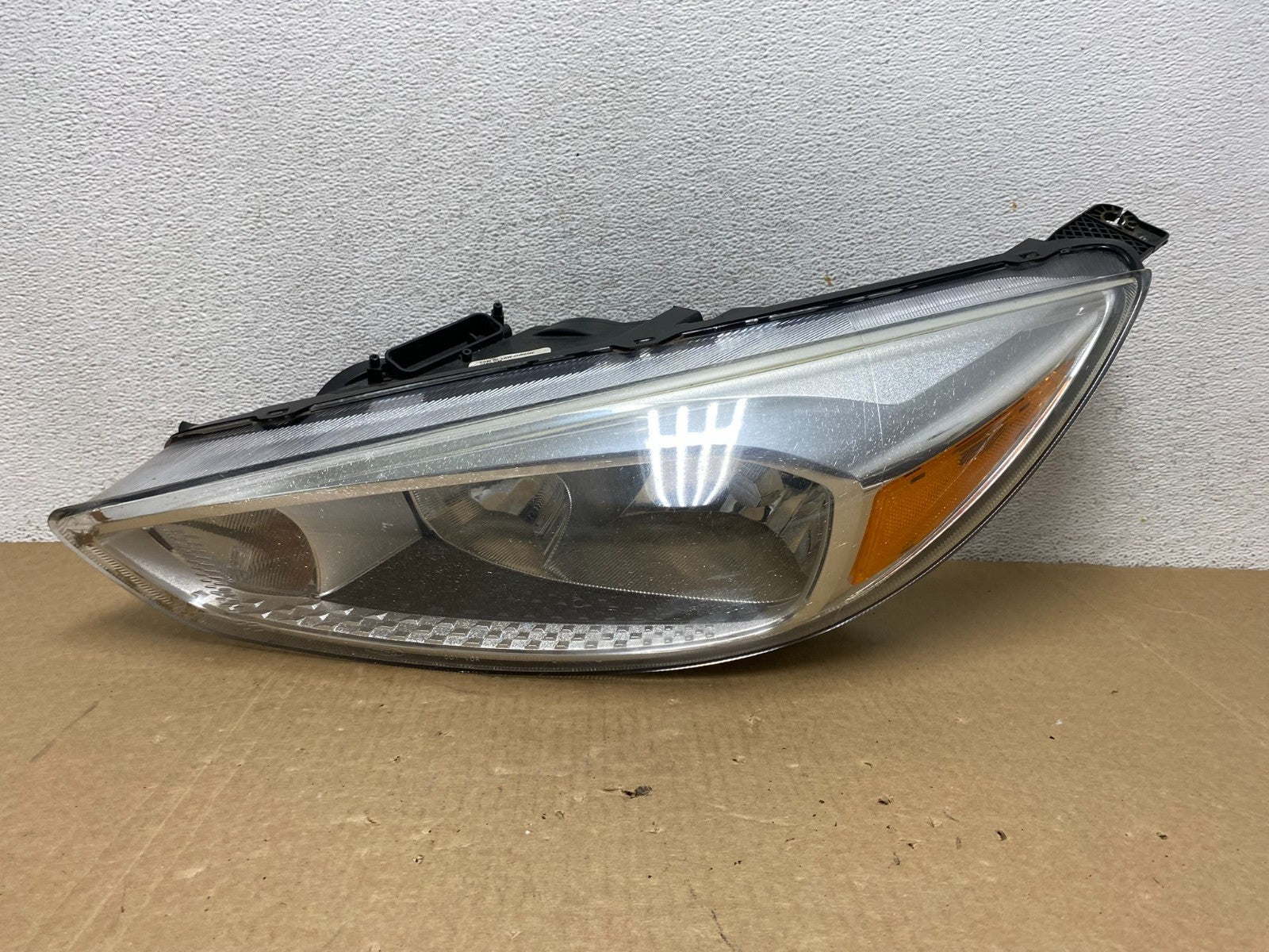 2015 to 2018 Ford Focus Left Driver LH Side Headlight AF9947 DW0