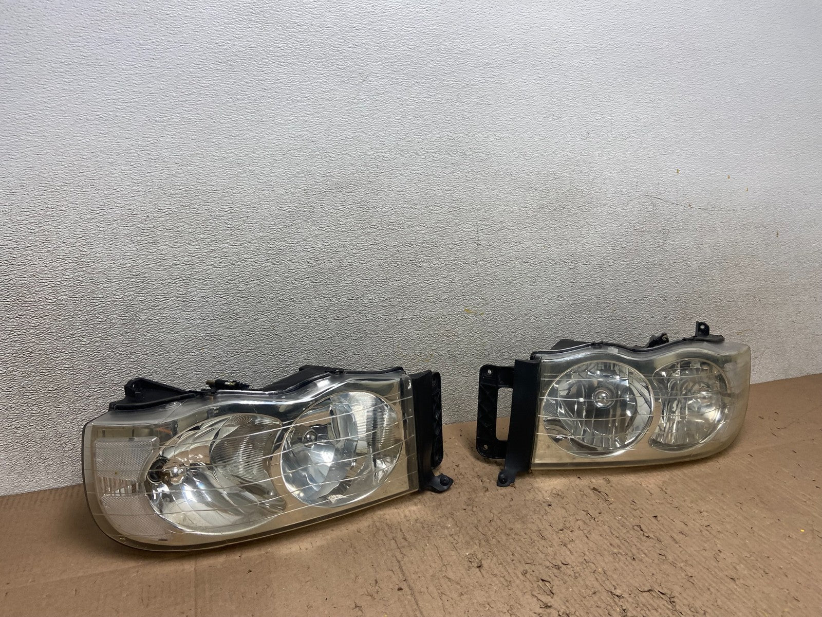 2002 to 2005 Dodge Ram Left+Right Side Halogen Headlights Y5017 DW2