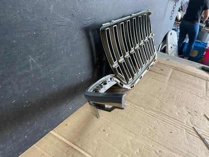 2010 to 2012 Lincoln MKT Left Driver LH Side Grille Grill OEM o1171 DG7