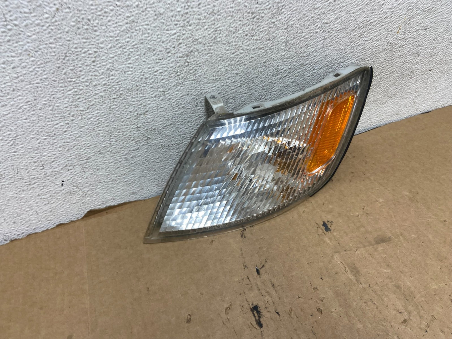1997 to 1999 Lexus ES300 Left Driver LH Side Turn Signal AG2173 DW2