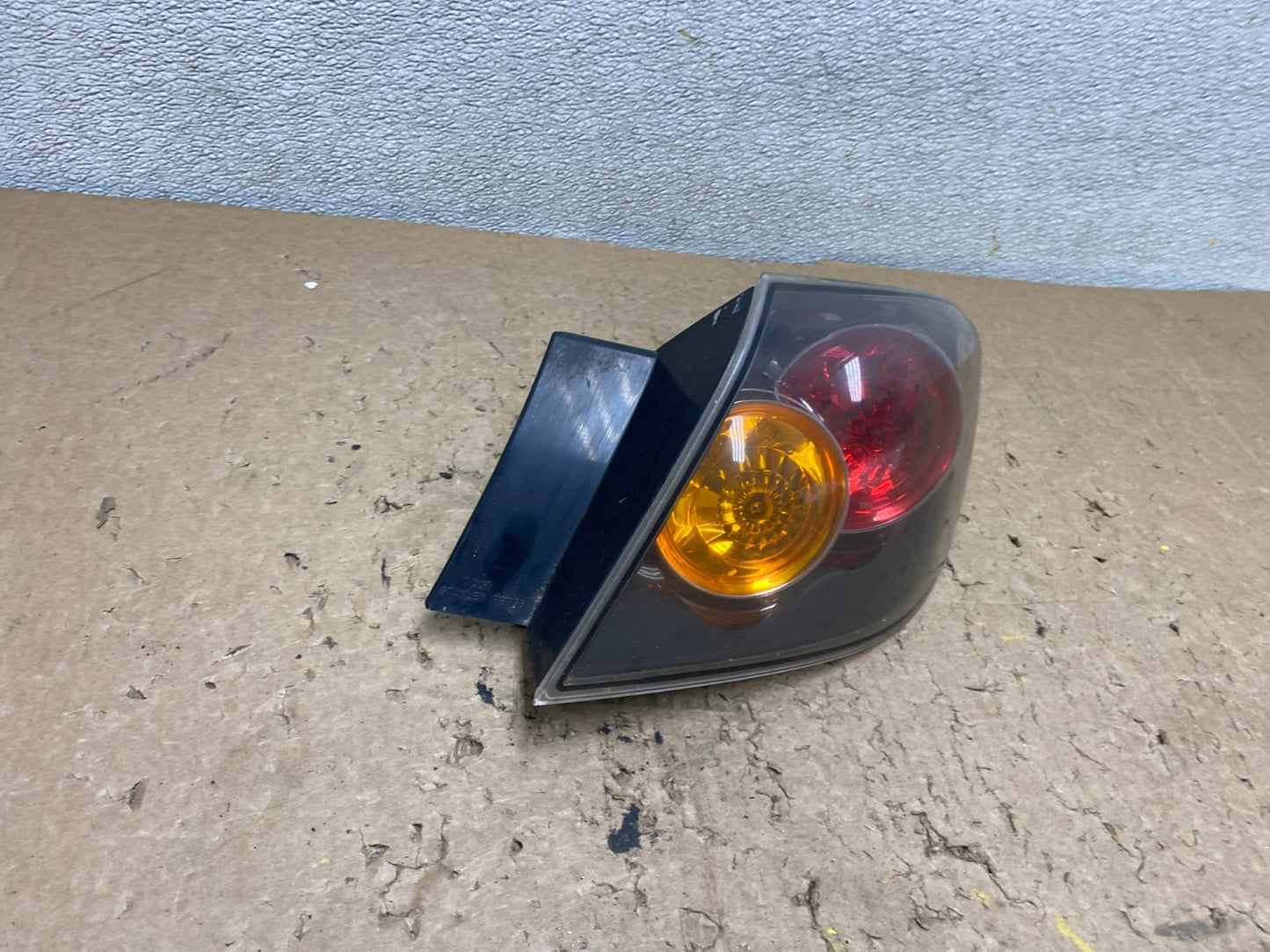 2004 2005 2006 Mazda 3 Hatchback Right Passenger Side Tail Light OEM V0698 DW2