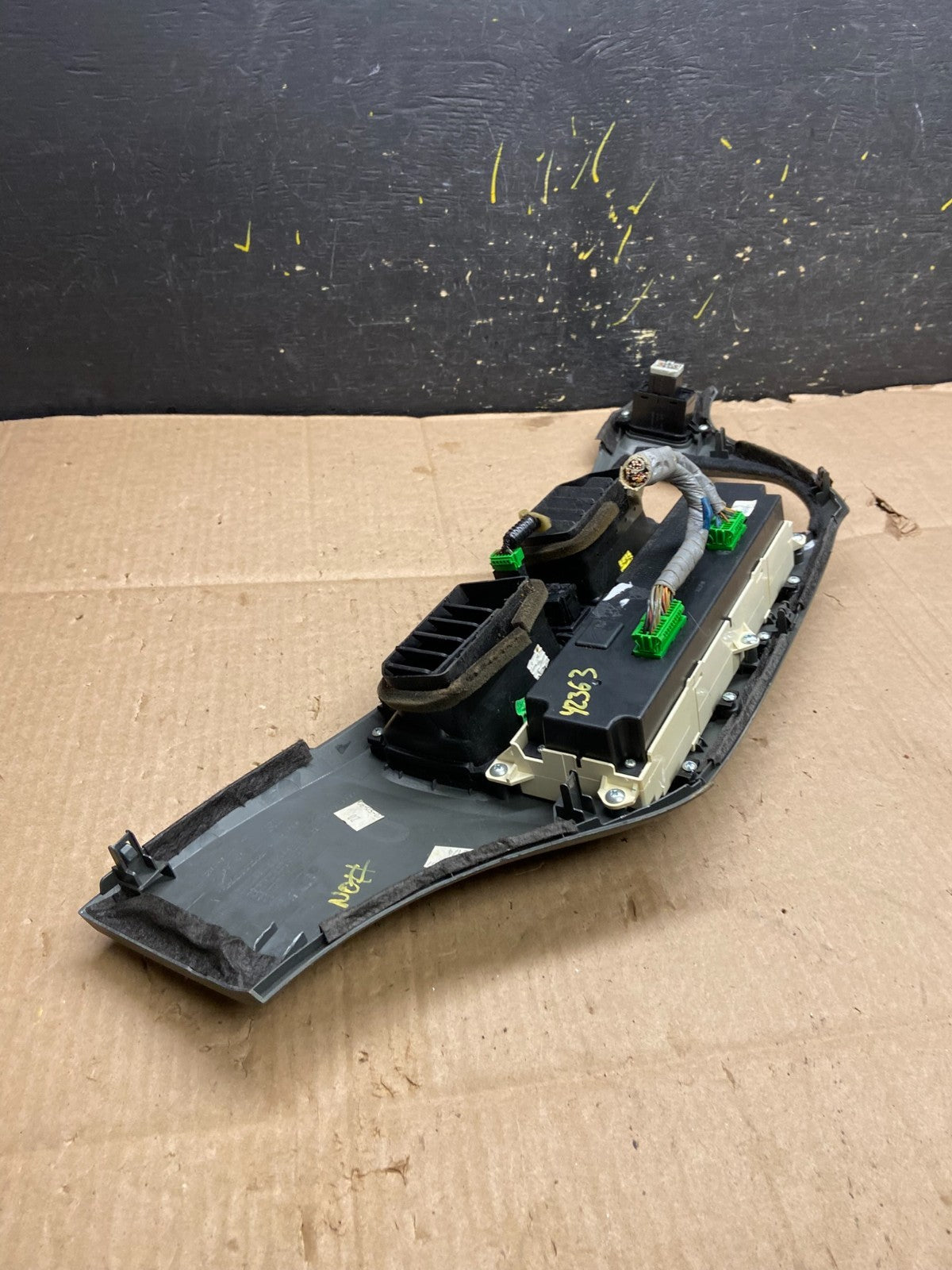 2005 to 2010 Honda Odyssey  Radio Climate Control Dash Trim Bezel Oem Y2363 DG5