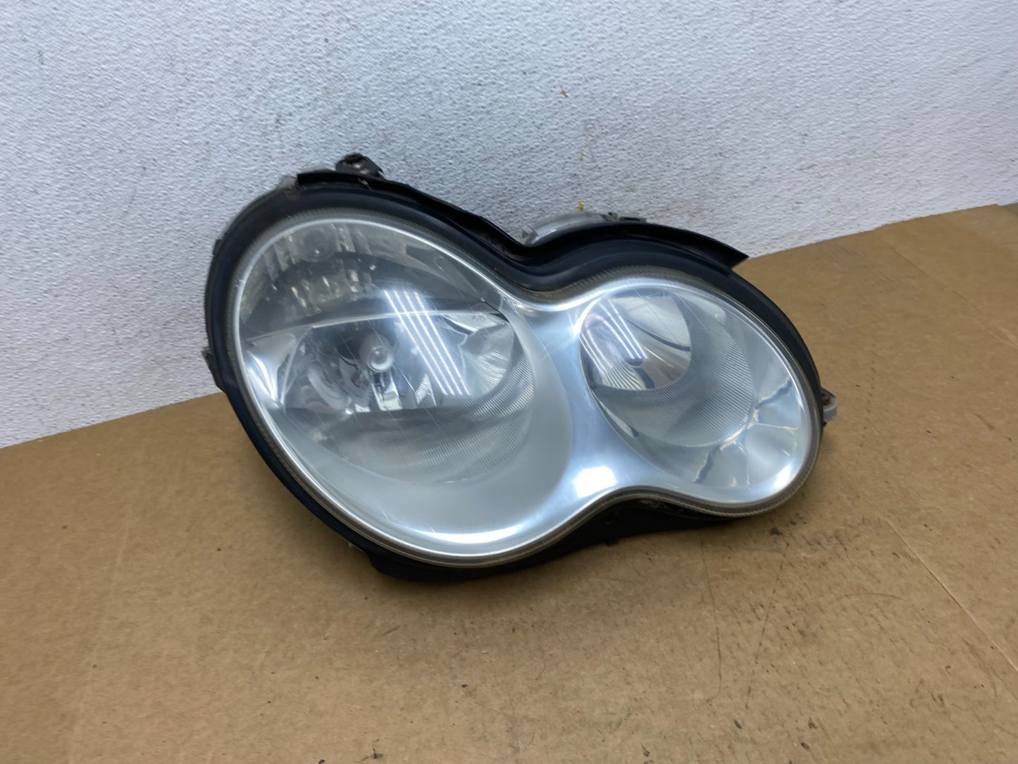 2005 to 2007 Mercedes-Benz C-Class Right Passenger Side Headlight AE3001 DW0
