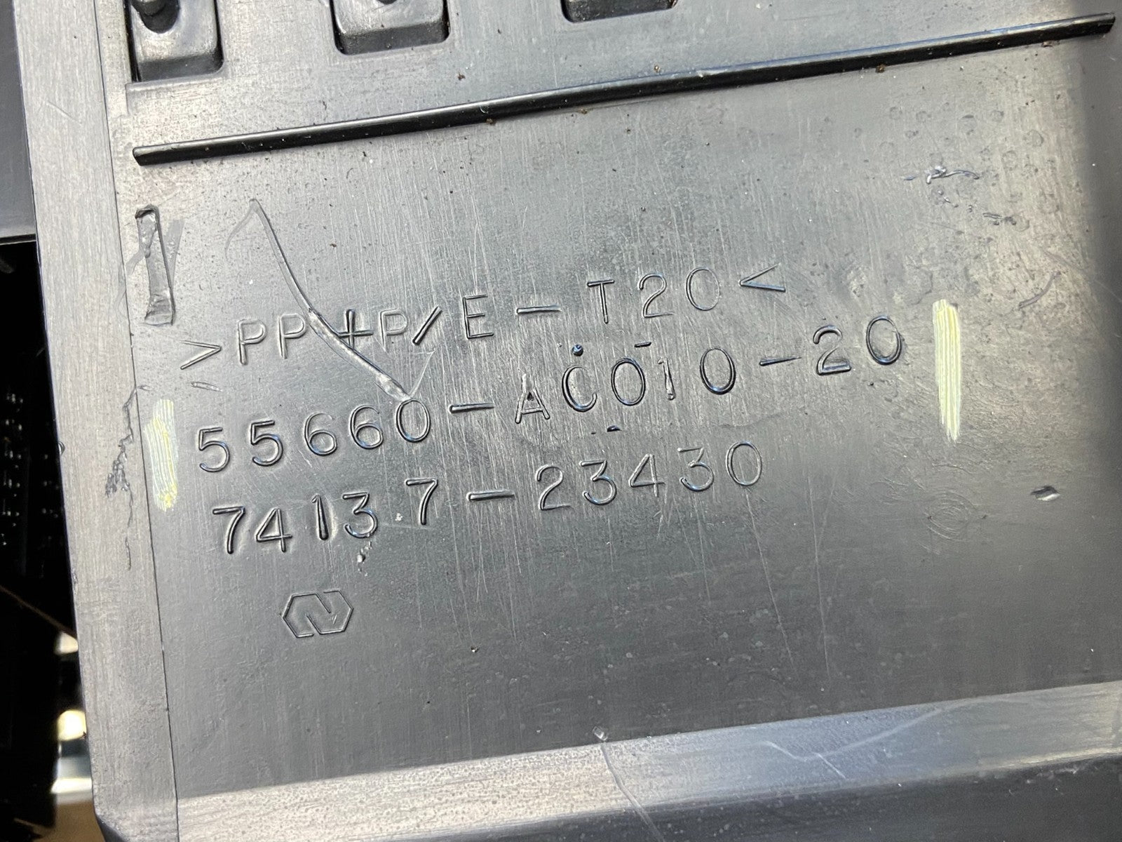 2000 to 2004 Toyota Avalon Center Console Dashboard Air Vent AF1719 DG5