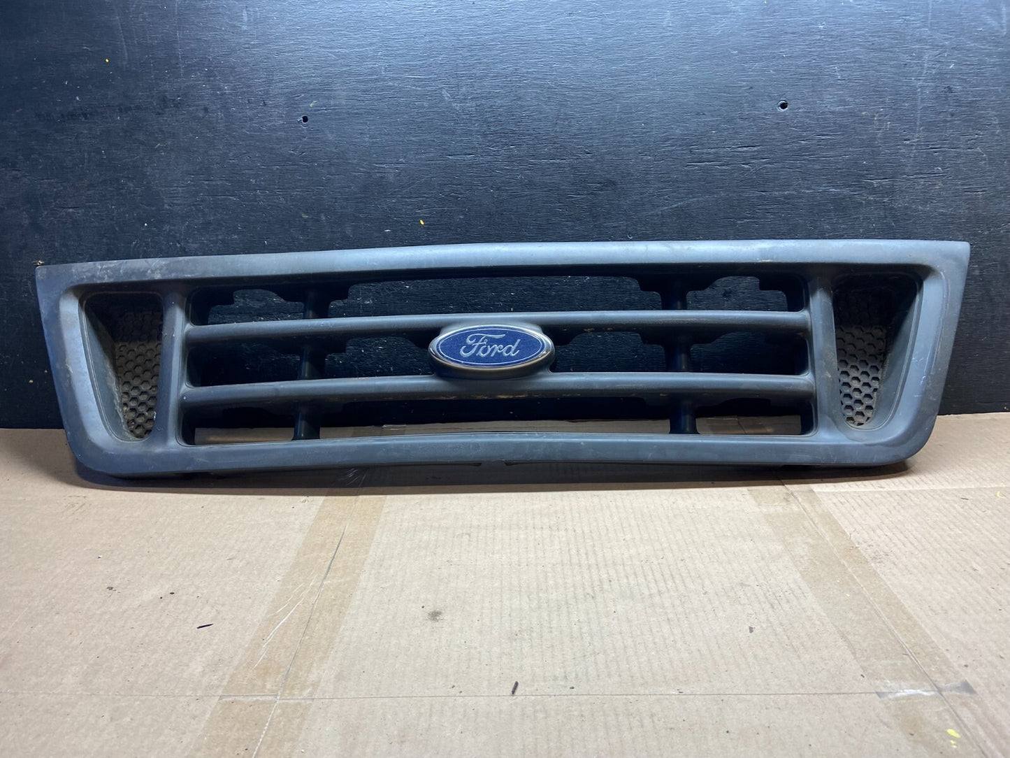 2003 to 2007 Ford Econoline E150 E250 E350 Front Grille Grille C8493 OEM DG10
