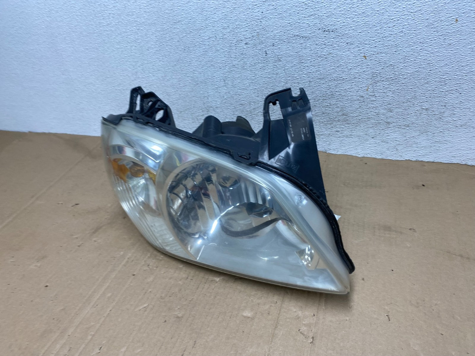 2005 - 2006 Mazda Tribute Right Passenger Rh Headlight AE9137 DW1