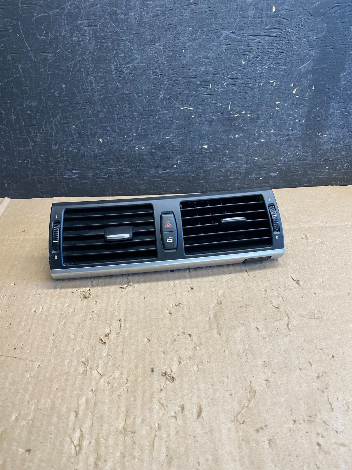 2007 to 2013 BMW X5 X6 Center Console Dash Air Vent AJ1303 DW0