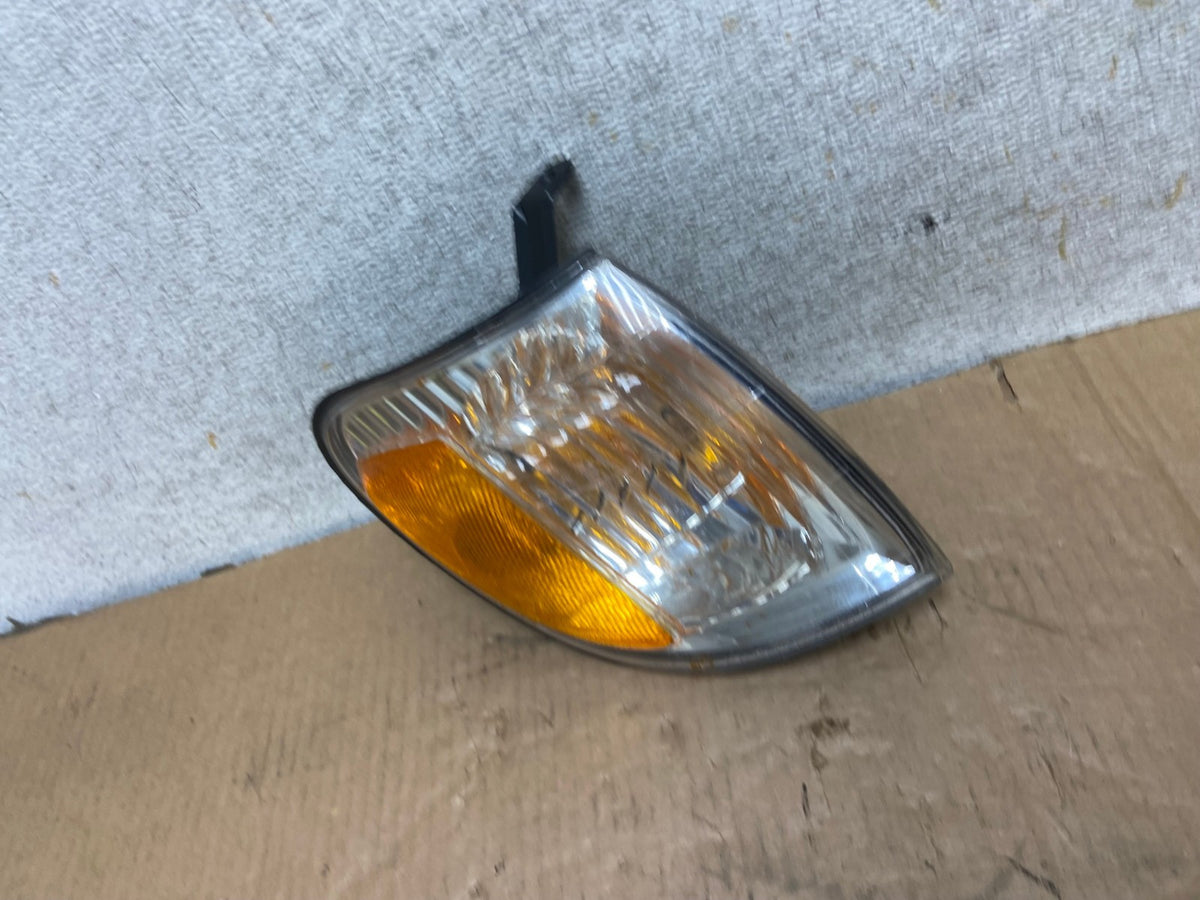 2000 to 2004 Toyota Tundra Right Passenger RH Side Turn Signal Light AI7803 LK1