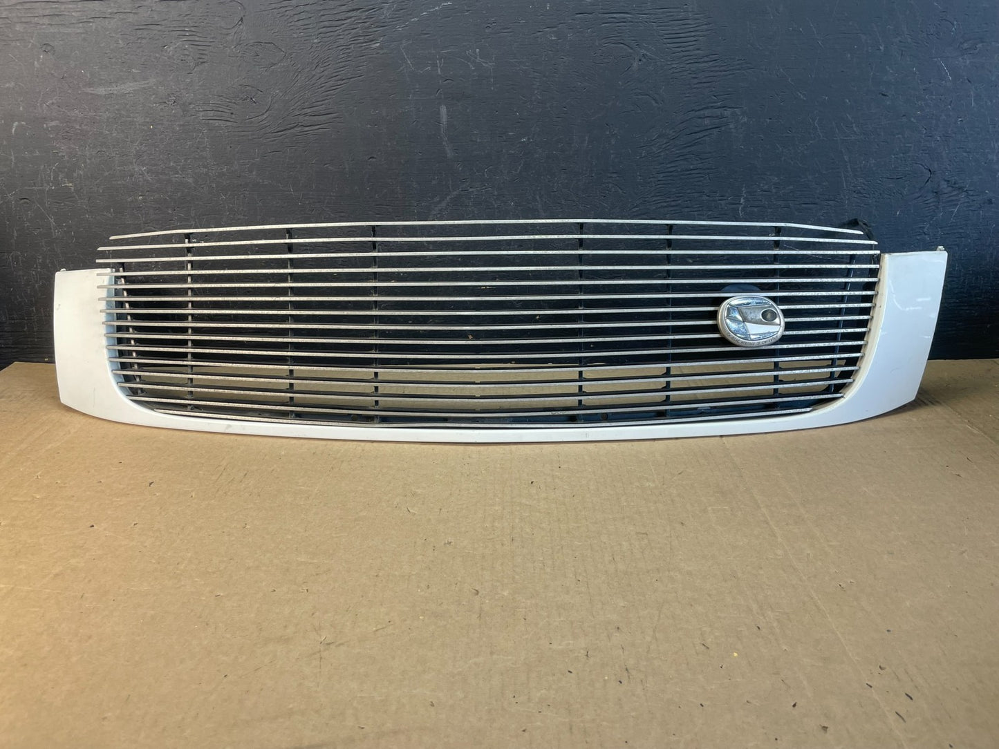 2000 to 2005 Cadillac Deville Front Hood Bumper Grille Grill AD02310