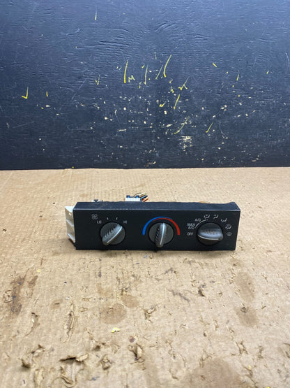 2001 - 2007 GMC Chevrolet Express 1500 Climate Control A/C Z7251  DG0