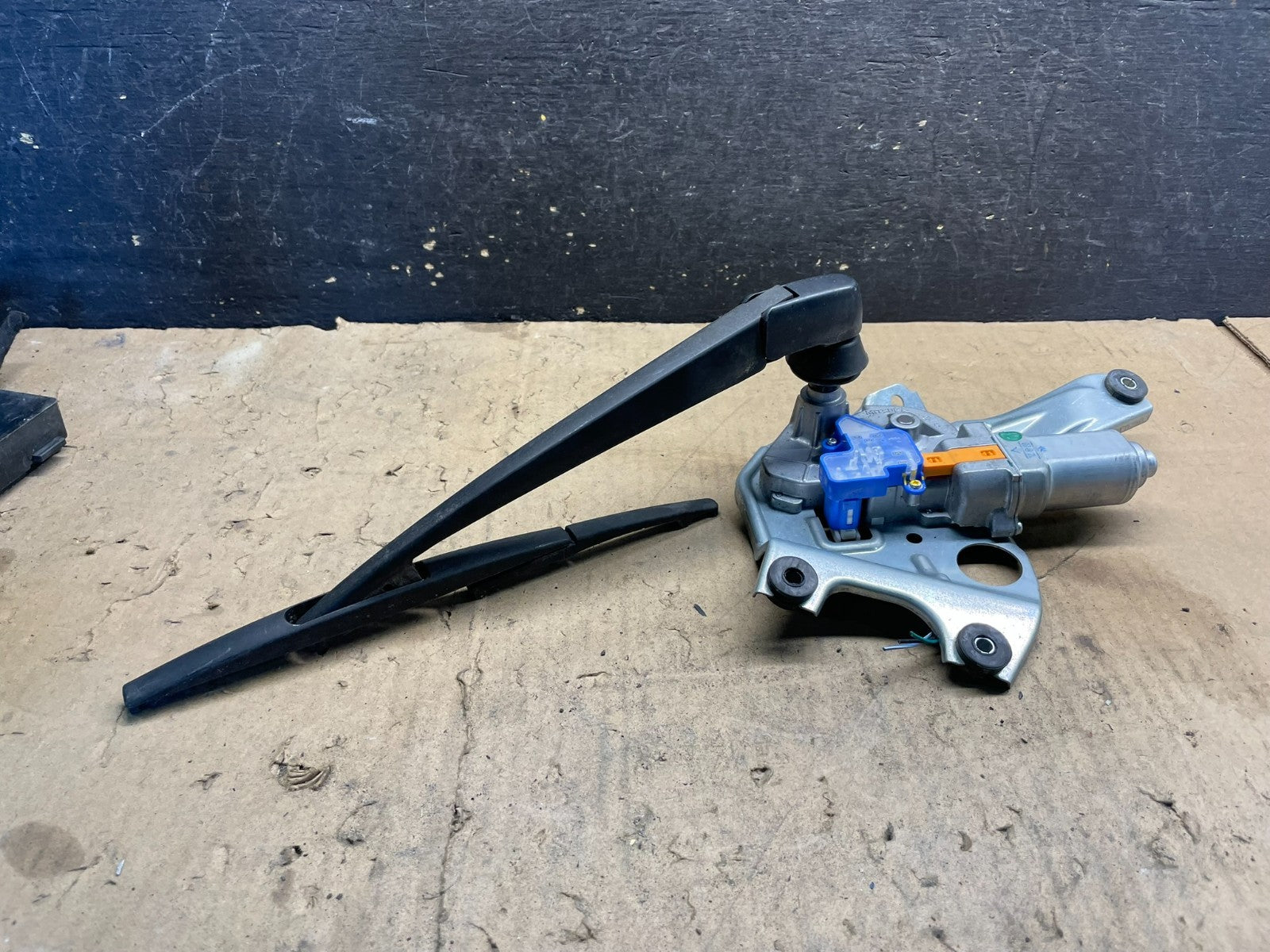 2010 to 2014 Subaru Outback Rear Windshield Wiper Motor W7422 PS1