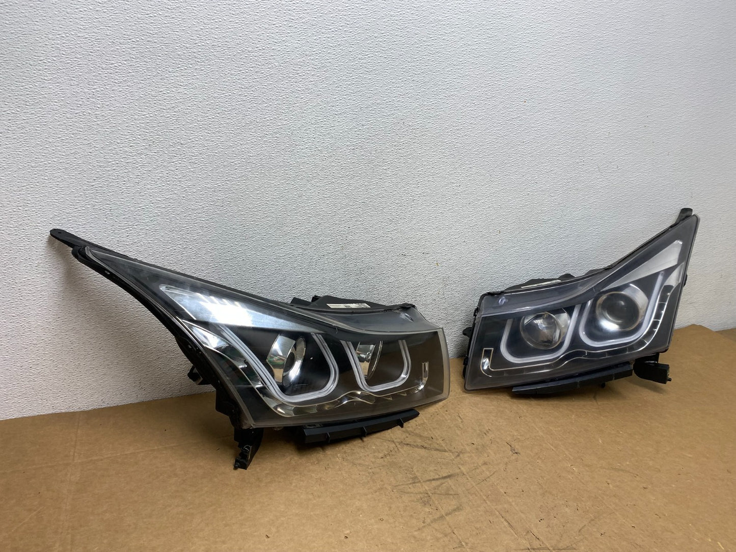 2011 to 2015 Chevrolet Cruze Left+Right Set LED Headlights ad6330 DG2
