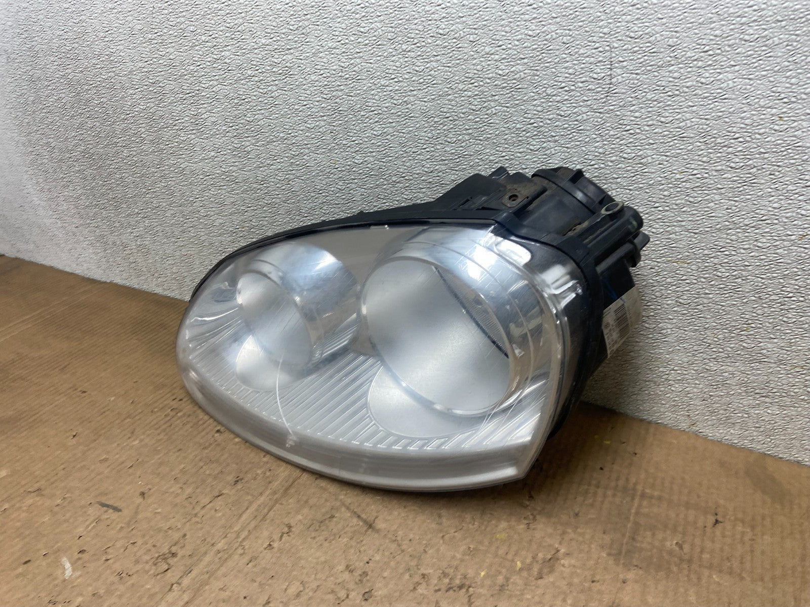 2005 to 2010 Volkswagen Jetta Left Driver LH Side Headlight Halogen AA6909 DW1