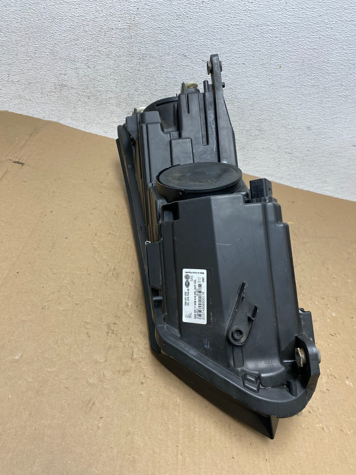 2012 to 2018 Volkswagen Tiguan Right Passenger RH Halogen Headlight AD7798 DW5