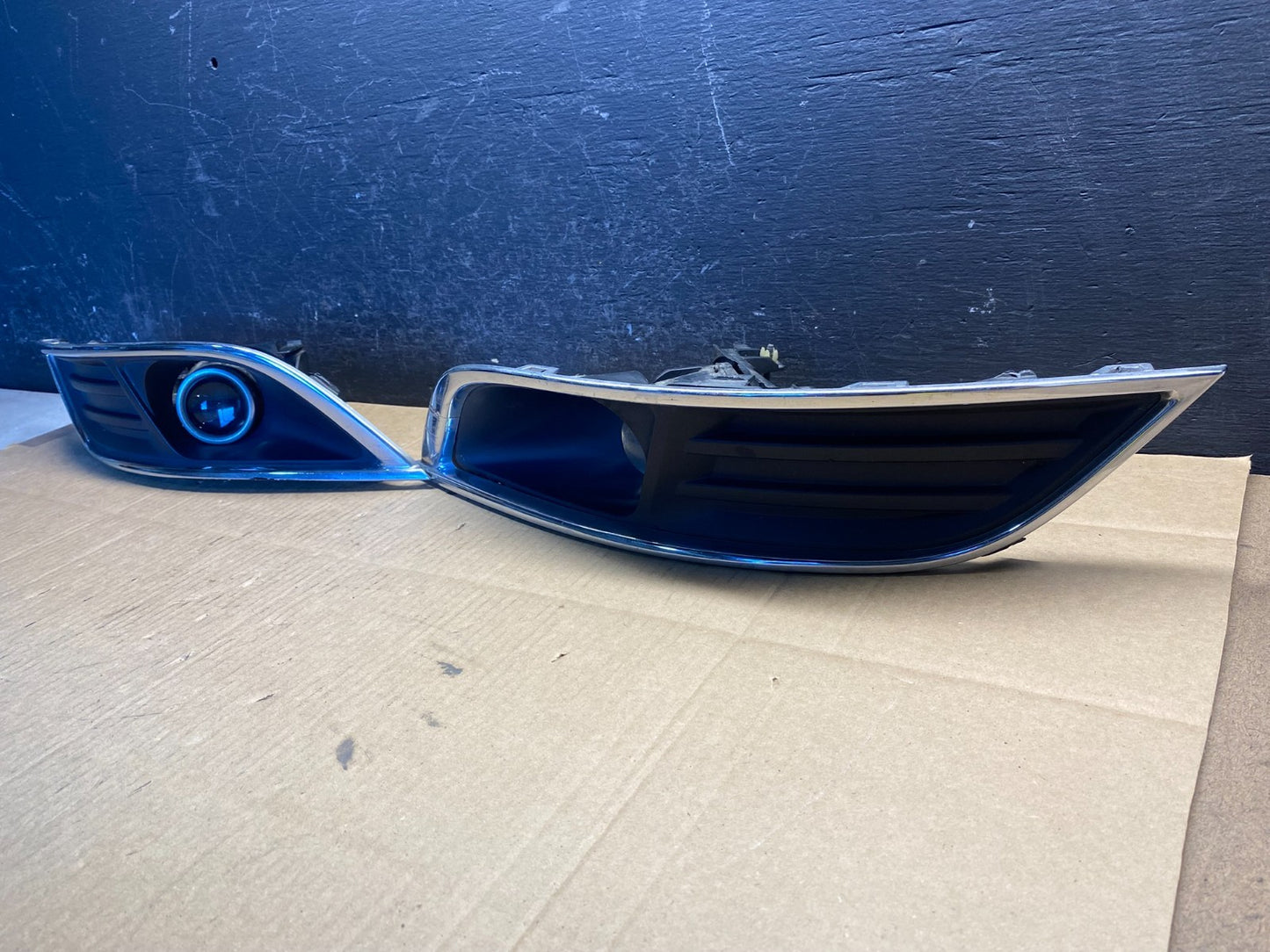 2013 to 2016 Lincoln MKT Left+Right Set Front Fog Light Bezel AD5040 DG2