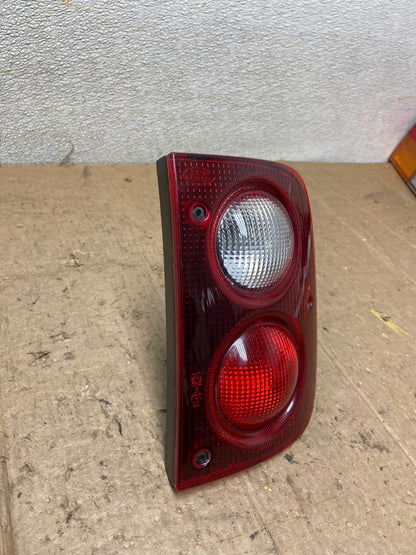 2002 to 2003 Land Rover Freelander Right Passenger RH Tail Light AA4235 DW2