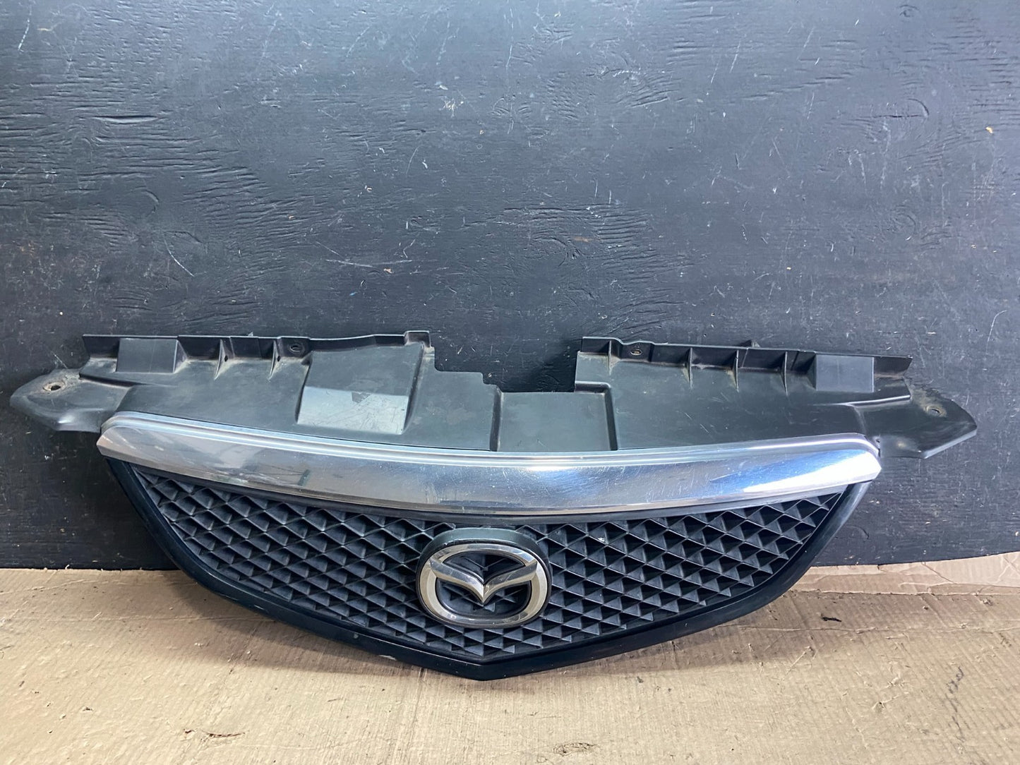 2002 2003 Mazda MPV Front Upper Grille Grill Oem p3936 DG0