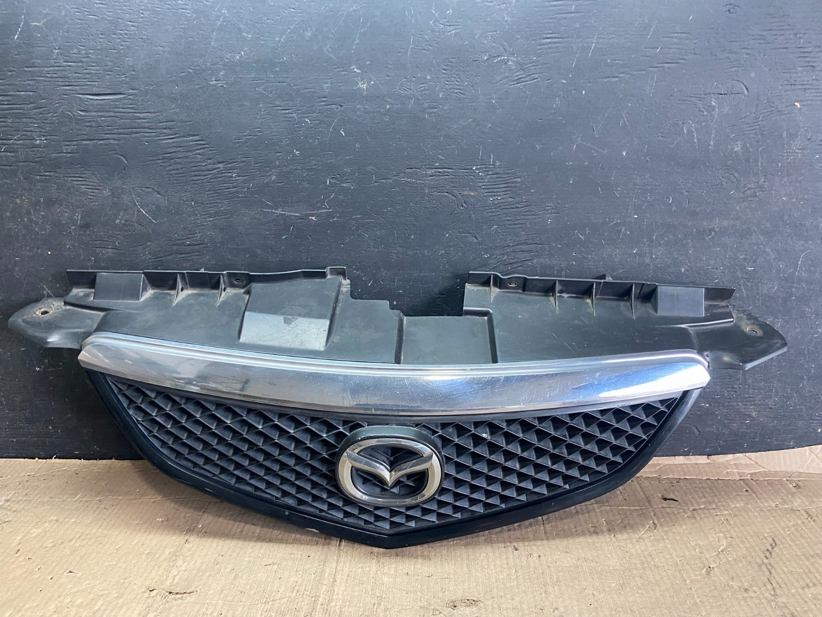 2002 2003 Mazda MPV Front Upper Grille Grill Oem p3936 DG0