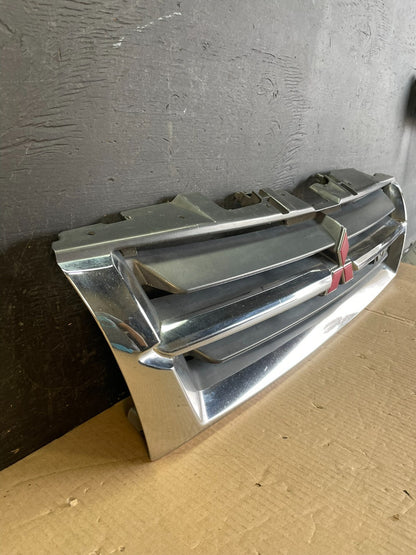 2001 2002 Mitsubishi Montero Front Upper Grill Grille AE3732 DG2