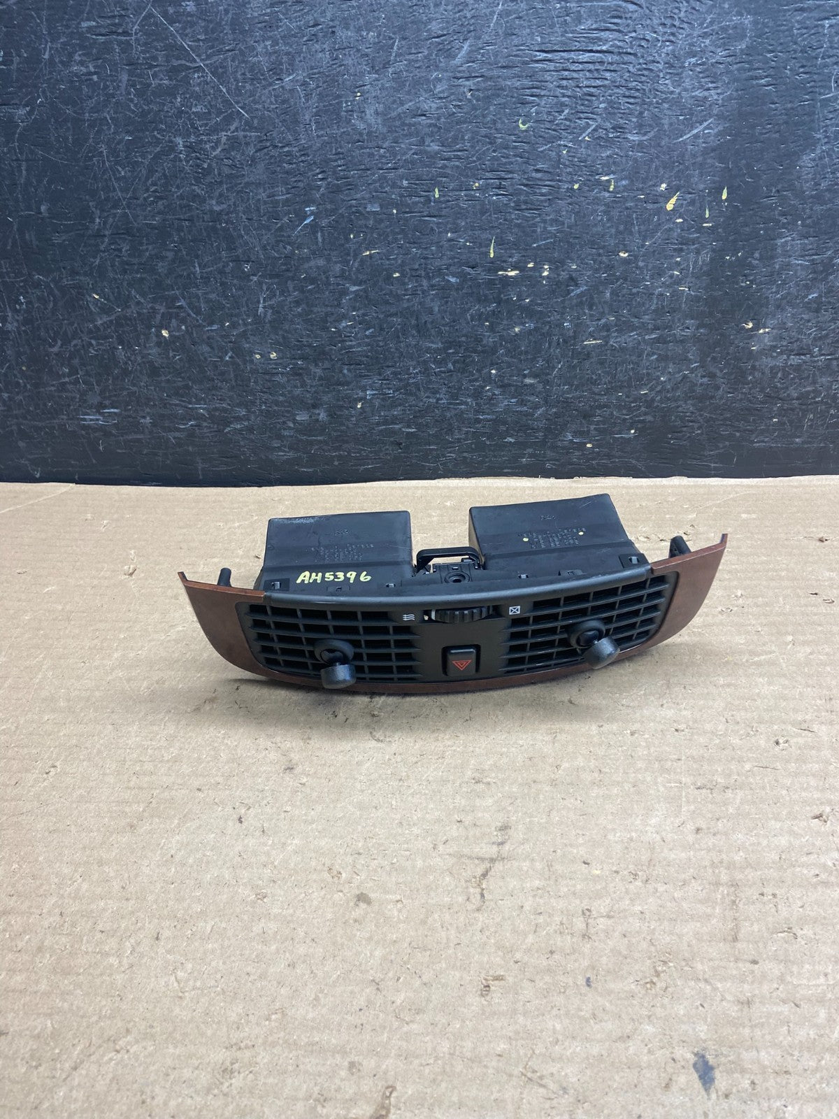 2004 to 2009 Cadillac SRX Front Center Dash A/C Air Vent ah5396 DG0