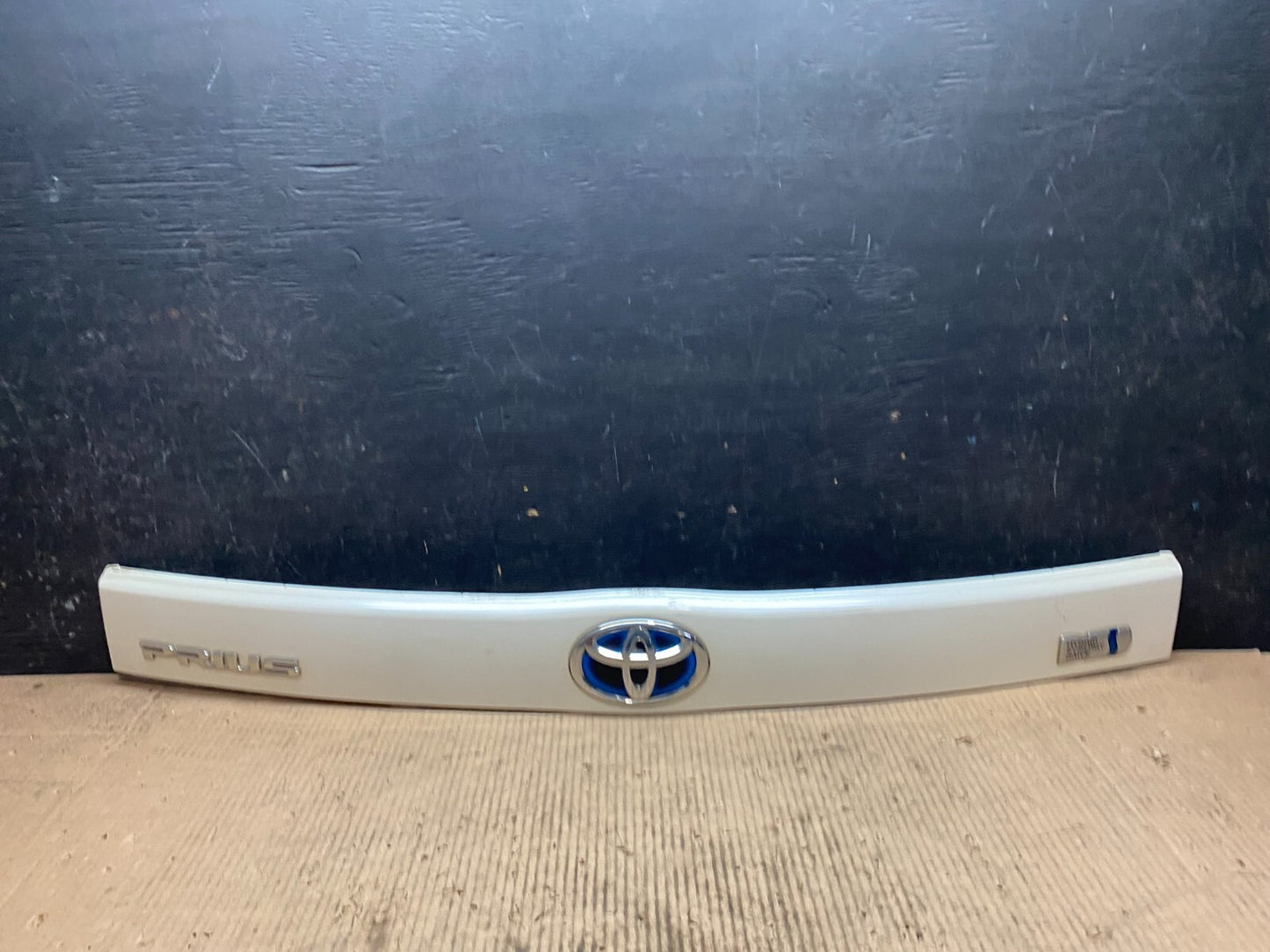 2010 to 2015 Toyota Prius Trunk Rear Tailgate Molding Panel 76801-00900 J7288 DG0