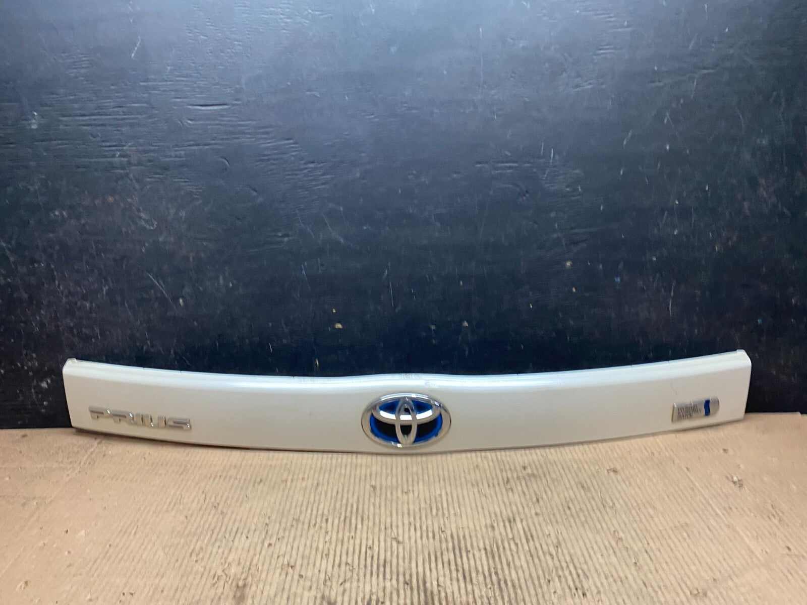 2010 to 2015 Toyota Prius Trunk Rear Tailgate Molding Panel 76801-00900 J7288 DG0