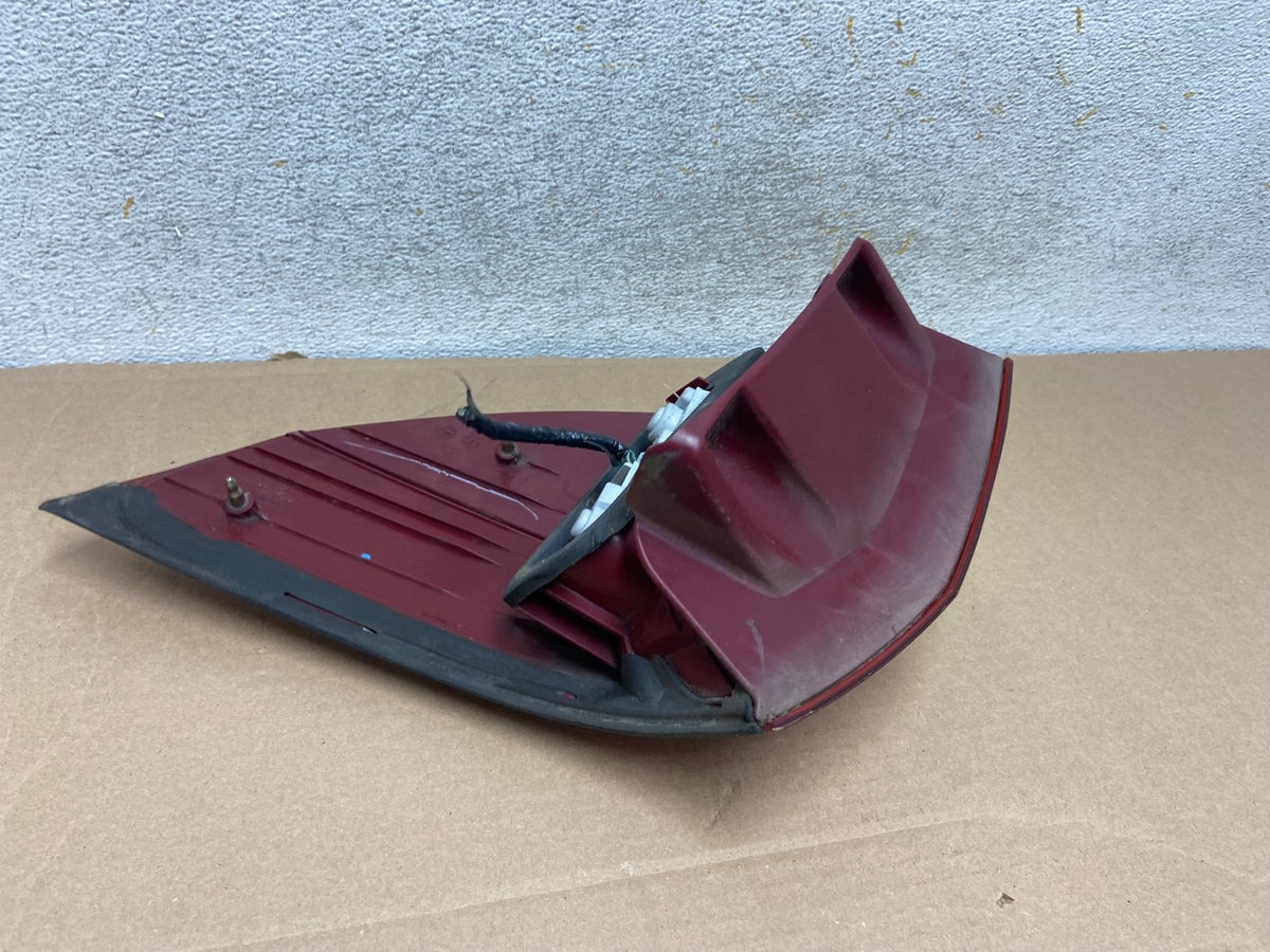 2004 to 2005 Toyota Sienna Left Driver LH Side Tail Light AH9307 LK5