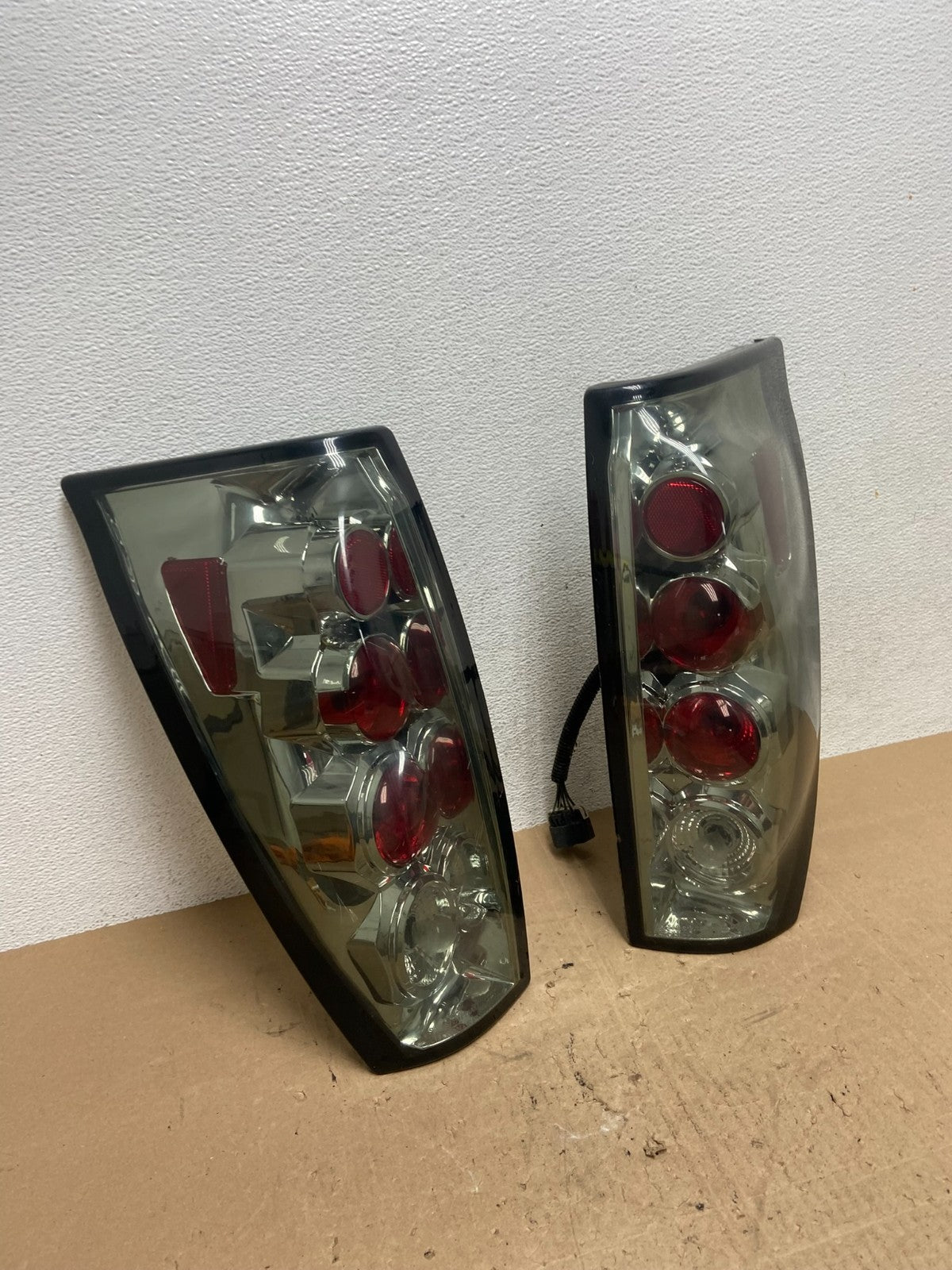 2002 to 2006 Chevrolet Avalanche Left+Right Set Tail Lights ae6488 DG2