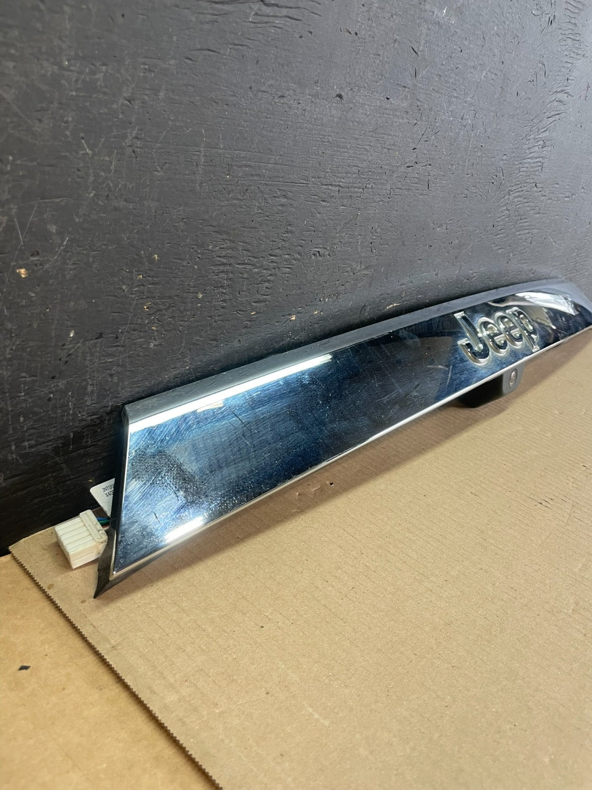 2011-2013 Jeep Grand Cherokee Liftgate Garnish Molding Trim W/ Camera AE3461 DG3