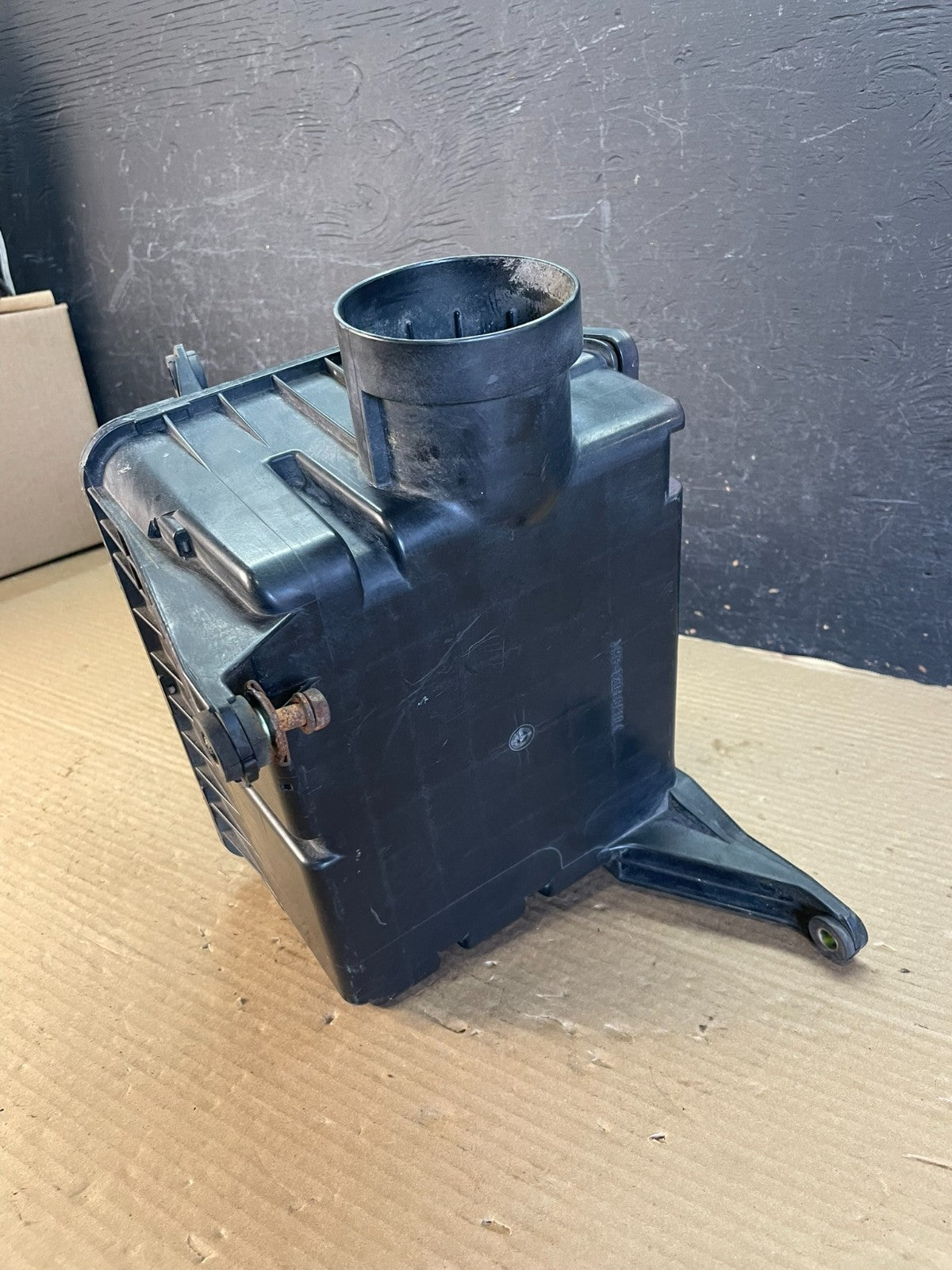 1999 to 2004 Toyota Tacoma Air Cleaner Filter Box af3482 DG2