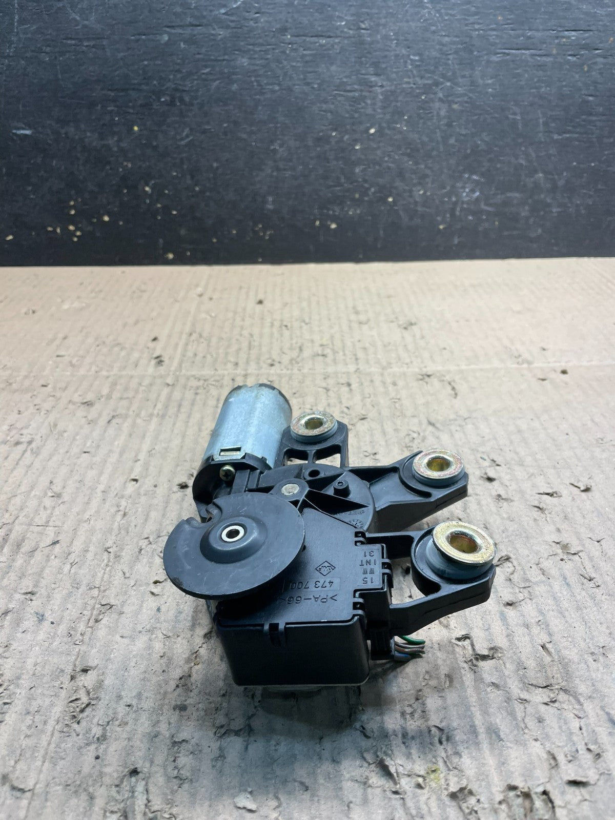 2004 to 2007 Volkswagen Touareg Rear Windshield Wiper Motor V5261 DG2