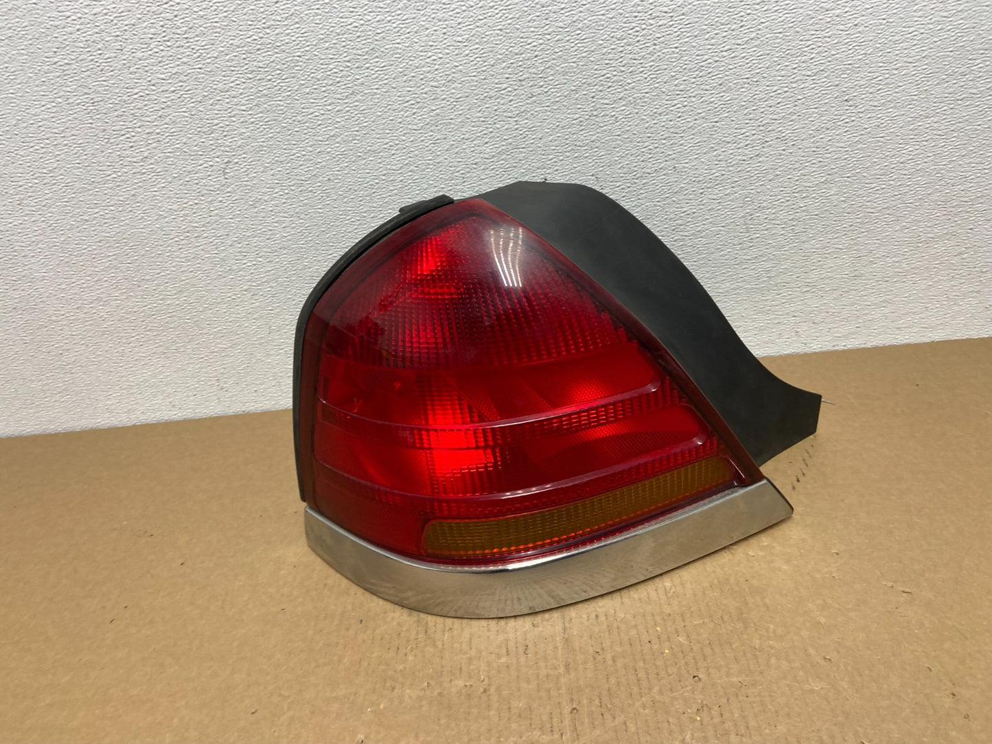 1998-2003 Ford Crown Victoria Left Driver Lh Side Tail Light Oem AC1122 DW0