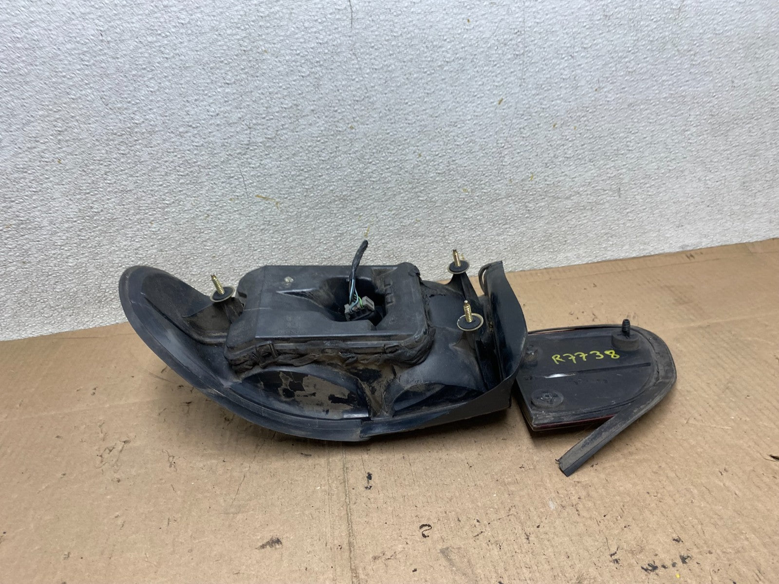 1997 to 2003 Chevrolet Malibu Left Driver LH Side Tail Light OEM R7738 DW6