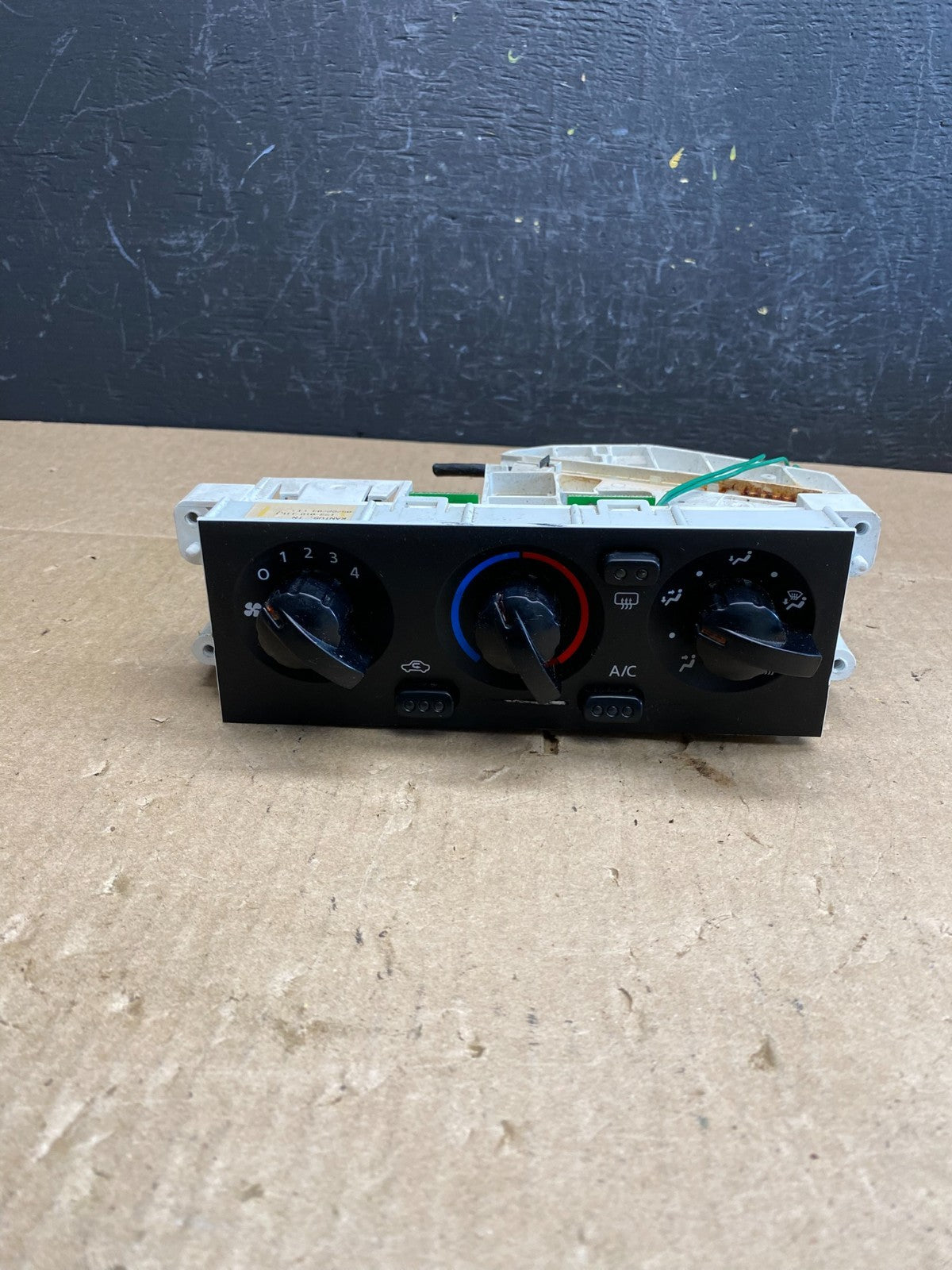 2001-2004 Nissan Xterra Heater A/C Climate Temperature Control AC6329 DG0